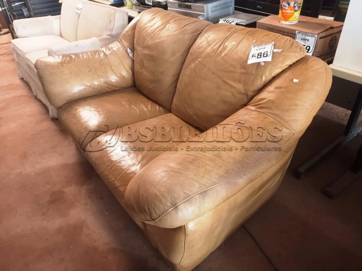 LOTE 586 - 01 SOFÁ DE 02 LUGARES EM COURO. (NO ESTADO) ATENÇÃO! FAZER A VISITAÇÃO ANTES DE ARREMATAR, NÃO SABEMOS SE FUNCIONA. LEILÃO NÃO TEM GARANTIA E NEM DEVOLUÇÃO, SUJEITO A POSSÍVEIS AVARIAS VISÍVEIS/OCULTAS E/OU AUSÊNCIA DE COMPONENTES.