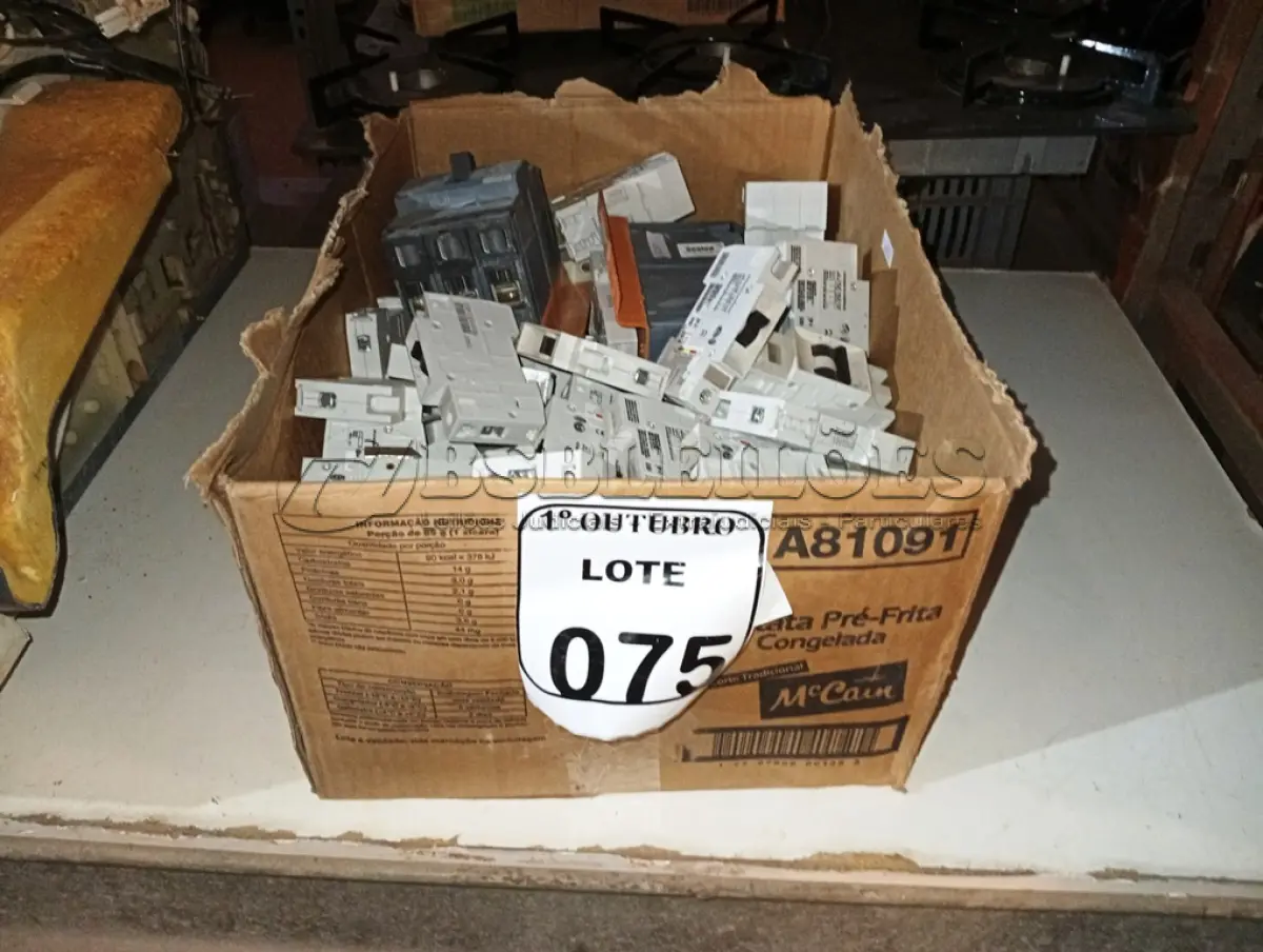 LOTE 075 - 01 CAIXA DIVERSOS DISJUNTORES. (NO ESTADO) ATENÇÃO! FAZER A VISITAÇÃO ANTES DE ARREMATAR, NÃO SABEMOS SE FUNCIONA. LEILÃO NÃO TEM GARANTIA E NEM DEVOLUÇÃO, SUJEITO A POSSÍVEIS AVARIAS VISÍVEIS/OCULTAS E/OU AUSÊNCIA DE COMPONENTES.
