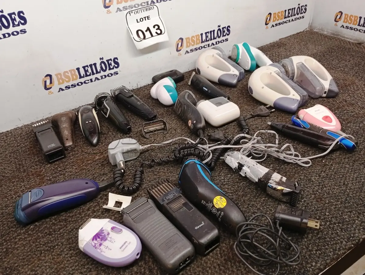 LOTE 013 - 01 LOTE COM DIVERSOS BARBEADORES ELÉTRICOS. (NO ESTADO) ATENÇÃO! FAZER A VISITAÇÃO ANTES DE ARREMATAR, NÃO SABEMOS SE FUNCIONA. LEILÃO NÃO TEM GARANTIA E NEM DEVOLUÇÃO, SUJEITO A POSSÍVEIS AVARIAS VISÍVEIS/OCULTAS E/OU AUSÊNCIA DE COMPONENTES.