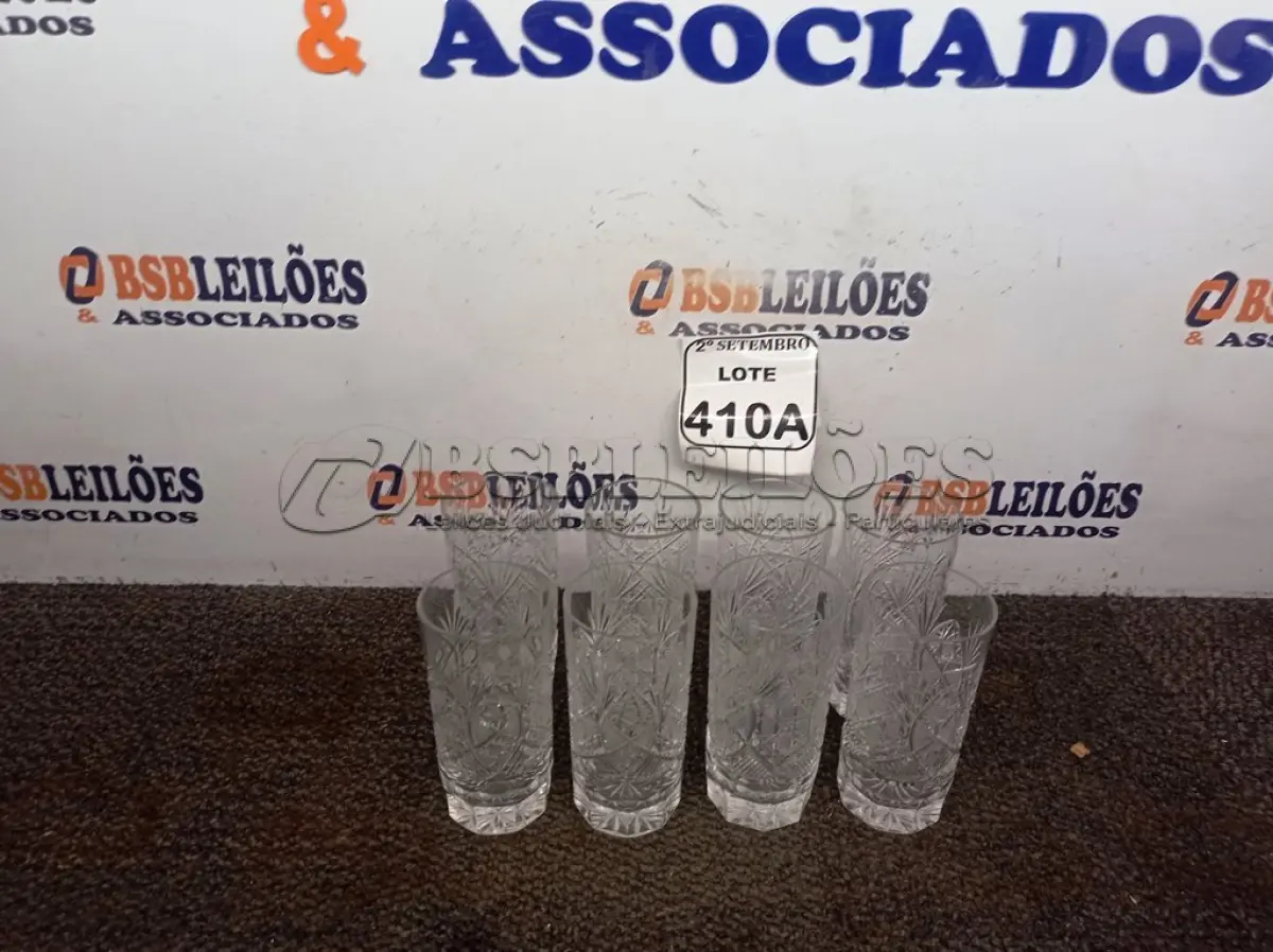 LOTE 410 - 01 BELISSIMO JOGO COM 08 COPOS DE WHISKY CRISTAL TCHECO. (NO ESTADO) ATENÇÃO! FAZER A VISITAÇÃO ANTES DE ARREMATAR, NÃO SABEMOS SE FUNCIONA. LEILÃO NÃO TEM GARANTIA E NEM DEVOLUÇÃO, SUJEITO A POSSÍVEIS AVARIAS VISÍVEIS/OCULTAS E/OU AUSÊNCIA DE COMPONENTES.