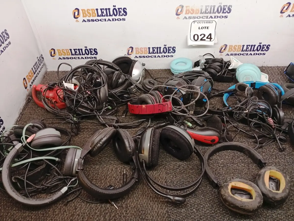 LOTE 024 - 01 LOTE COM DIVERSOS FONES DE OUVIDOS. (NO ESTADO) ATENÇÃO! FAZER A VISITAÇÃO ANTES DE ARREMATAR, NÃO SABEMOS SE FUNCIONA. LEILÃO NÃO TEM GARANTIA E NEM DEVOLUÇÃO, SUJEITO A POSSÍVEIS AVARIAS VISÍVEIS/OCULTAS E/OU AUSÊNCIA DE COMPONENTES.