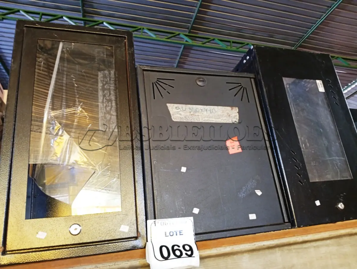 LOTE 069 - 03 CAIXAS PARA RACK VAZIOS. (NO ESTADO) ATENÇÃO! FAZER A VISITAÇÃO ANTES DE ARREMATAR, NÃO SABEMOS SE FUNCIONA. LEILÃO NÃO TEM GARANTIA E NEM DEVOLUÇÃO, SUJEITO A POSSÍVEIS AVARIAS VISÍVEIS/OCULTAS E/OU AUSÊNCIA DE COMPONENTES.