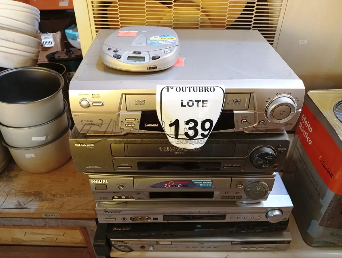 LOTE 139 - 03 APARELHOS DVDS E 03 VHS MARCA E MODELOS DIVERSOS. (NO ESTADO) ATENÇÃO! FAZER A VISITAÇÃO ANTES DE ARREMATAR, NÃO SABEMOS SE FUNCIONA. LEILÃO NÃO TEM GARANTIA E NEM DEVOLUÇÃO, SUJEITO A POSSÍVEIS AVARIAS VISÍVEIS/OCULTAS E/OU AUSÊNCIA DE COMPONENTES.