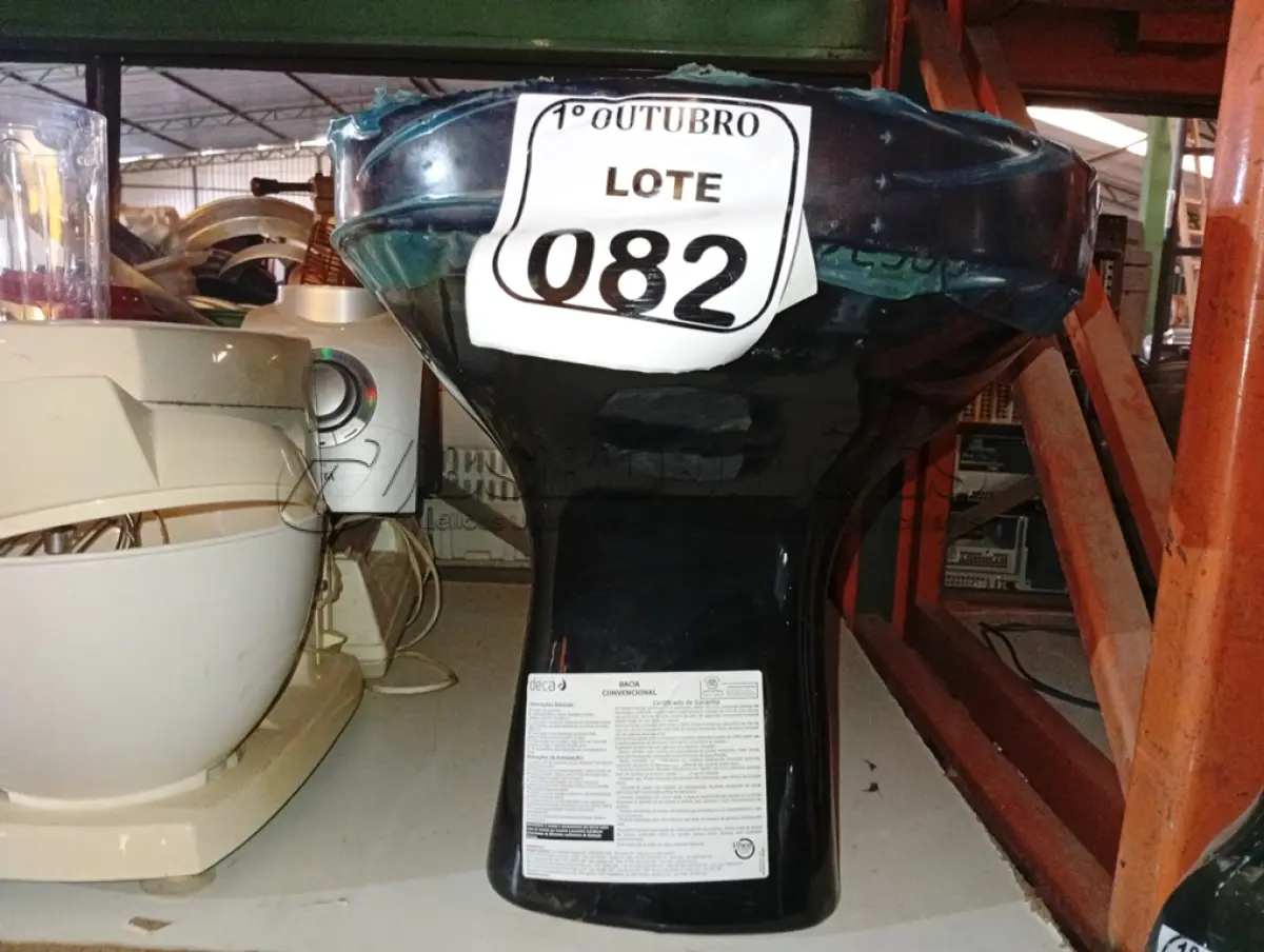 LOTE 082 - 01 VASO SANITÁRIO DECA NA COR PRETA. (NO ESTADO) ATENÇÃO! FAZER A VISITAÇÃO ANTES DE ARREMATAR, NÃO SABEMOS SE FUNCIONA. LEILÃO NÃO TEM GARANTIA E NEM DEVOLUÇÃO, SUJEITO A POSSÍVEIS AVARIAS VISÍVEIS/OCULTAS E/OU AUSÊNCIA DE COMPONENTES.