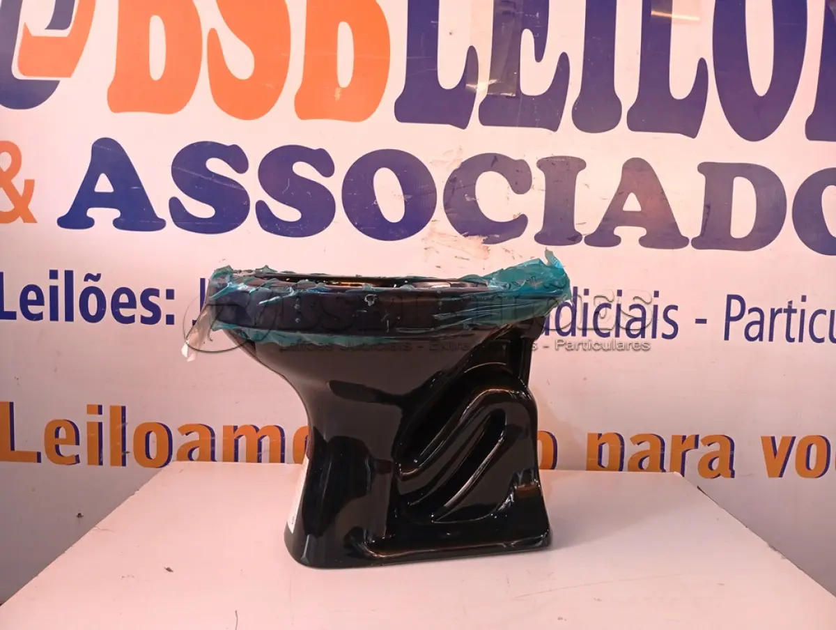 LOTE 094 - 01 VASO SANITÁRIO DECA NA COR PRETA. (NO ESTADO) ATENÇÃO! FAZER A VISITAÇÃO ANTES DE ARREMATAR, NÃO SABEMOS SE FUNCIONA. LEILÃO NÃO TEM GARANTIA E NEM DEVOLUÇÃO, SUJEITO A POSSÍVEIS AVARIAS VISÍVEIS/OCULTAS E/OU AUSÊNCIA DE COMPONENTES.