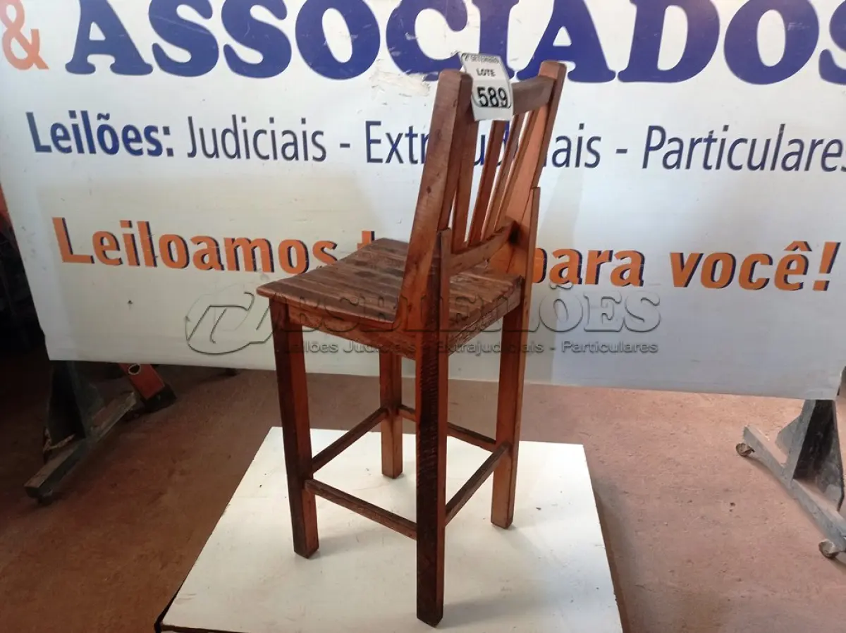 LOTE 589 - 01 CADEIRA EM MADEIRA. (NO ESTADO) ATENÇÃO! FAZER A VISITAÇÃO ANTES DE ARREMATAR, NÃO SABEMOS SE FUNCIONA. LEILÃO NÃO TEM GARANTIA E NEM DEVOLUÇÃO, SUJEITO A POSSÍVEIS AVARIAS VISÍVEIS/OCULTAS E/OU AUSÊNCIA DE COMPONENTES.