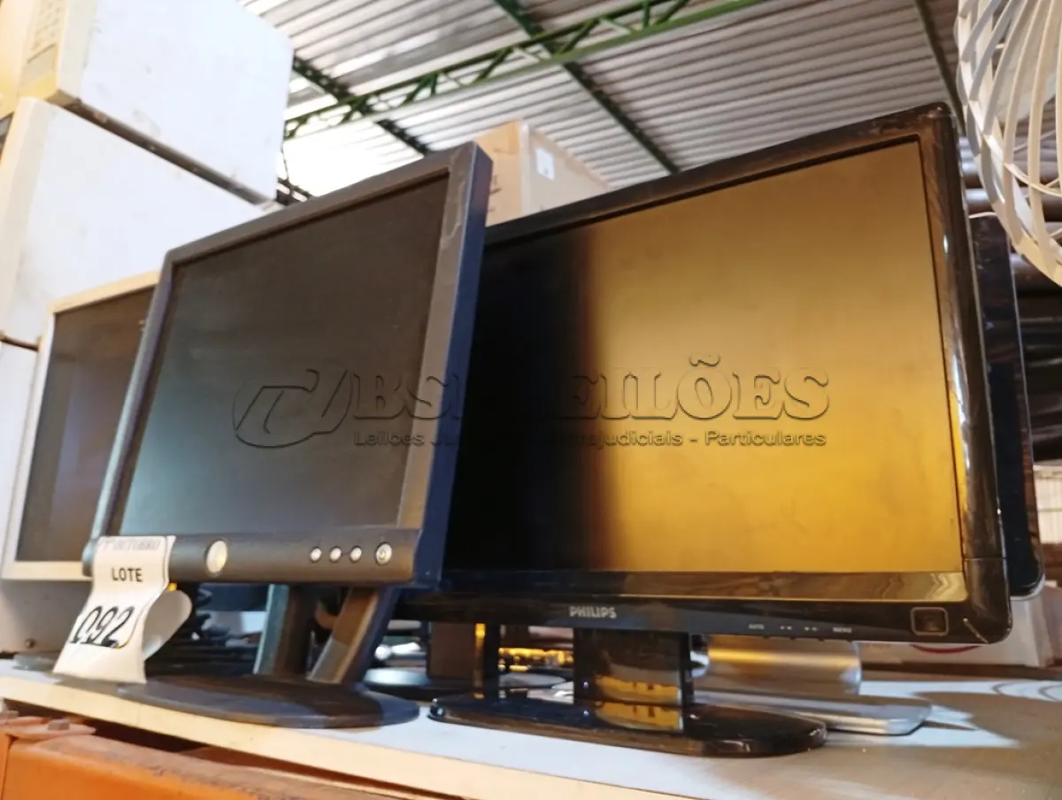 LOTE 092 - 08 MONITORES MARCAS E MODELOS DIVERSOS COM AVARIAS. (NO ESTADO) ATENÇÃO! FAZER A VISITAÇÃO ANTES DE ARREMATAR, NÃO SABEMOS SE FUNCIONA. LEILÃO NÃO TEM GARANTIA E NEM DEVOLUÇÃO, SUJEITO A POSSÍVEIS AVARIAS VISÍVEIS/OCULTAS E/OU AUSÊNCIA DE COMPONENTES.