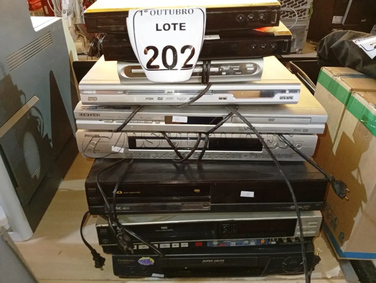 LOTE 202 - 03 APARELHOS VHS E 06 APARELHOS DVDS. (NO ESTADO) ATENÇÃO! FAZER A VISITAÇÃO ANTES DE ARREMATAR, NÃO SABEMOS SE FUNCIONA. LEILÃO NÃO TEM GARANTIA E NEM DEVOLUÇÃO, SUJEITO A POSSÍVEIS AVARIAS VISÍVEIS/OCULTAS E/OU AUSÊNCIA DE COMPONENTES.
