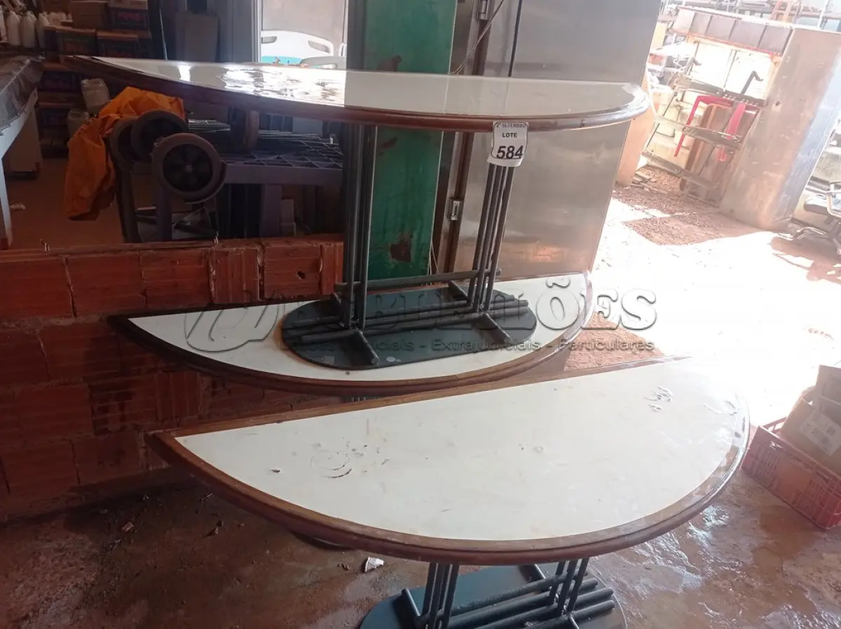 LOTE 584 - 03 MESAS C/BASE DE FERRO TRIANGULARES. (NO ESTADO) ATENÇÃO! FAZER A VISITAÇÃO ANTES DE ARREMATAR, NÃO SABEMOS SE FUNCIONA. LEILÃO NÃO TEM GARANTIA E NEM DEVOLUÇÃO, SUJEITO A POSSÍVEIS AVARIAS VISÍVEIS/OCULTAS E/OU AUSÊNCIA DE COMPONENTES.