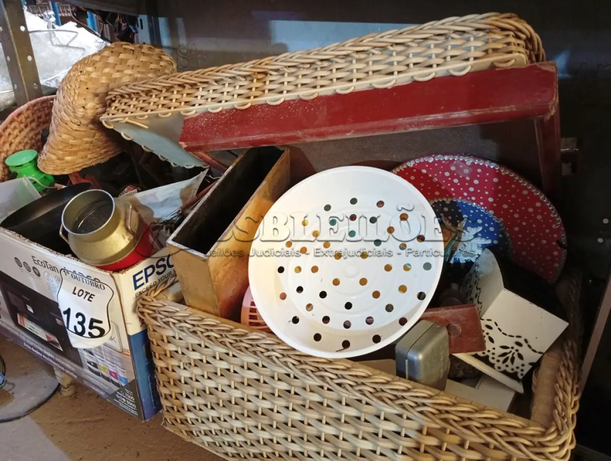 LOTE 135 - 01 LOTE COM MATERIAIS DIVERSOS. (NO ESTADO) ATENÇÃO! FAZER A VISITAÇÃO ANTES DE ARREMATAR, NÃO SABEMOS SE FUNCIONA. LEILÃO NÃO TEM GARANTIA E NEM DEVOLUÇÃO, SUJEITO A POSSÍVEIS AVARIAS VISÍVEIS/OCULTAS E/OU AUSÊNCIA DE COMPONENTES.