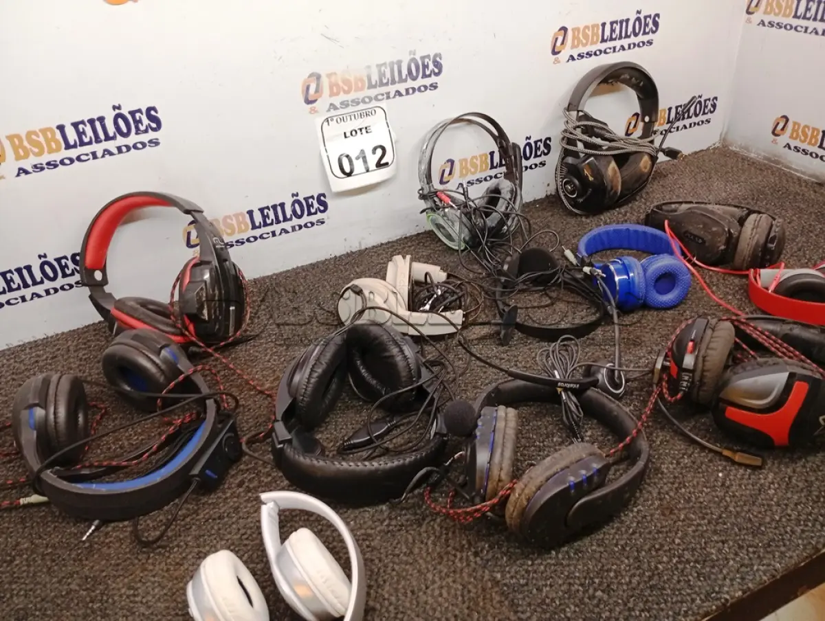 LOTE 012 - 01 LOTE COM DIVERSOS FONES DE OUVIDOS. (NO ESTADO) ATENÇÃO! FAZER A VISITAÇÃO ANTES DE ARREMATAR, NÃO SABEMOS SE FUNCIONA. LEILÃO NÃO TEM GARANTIA E NEM DEVOLUÇÃO, SUJEITO A POSSÍVEIS AVARIAS VISÍVEIS/OCULTAS E/OU AUSÊNCIA DE COMPONENTES.