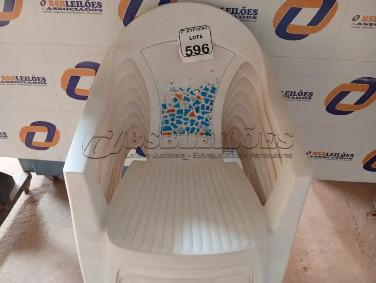 LOTE 596 - 08 CADEIRAS DE PLÁSTICO. (NO ESTADO) ATENÇÃO! FAZER A VISITAÇÃO ANTES DE ARREMATAR, NÃO SABEMOS SE FUNCIONA. LEILÃO NÃO TEM GARANTIA E NEM DEVOLUÇÃO, SUJEITO A POSSÍVEIS AVARIAS VISÍVEIS/OCULTAS E/OU AUSÊNCIA DE COMPONENTES.