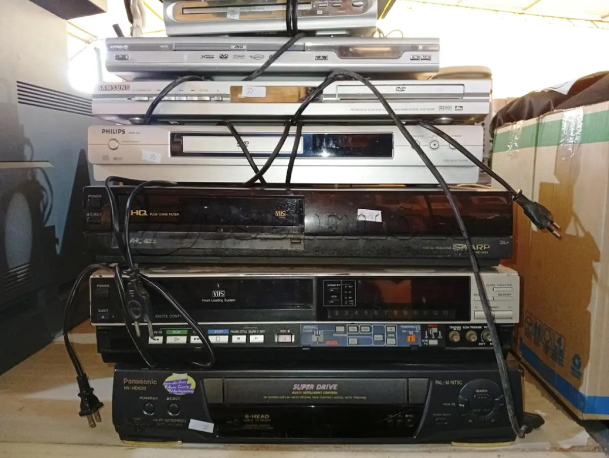 LOTE 202 - 03 APARELHOS VHS E 06 APARELHOS DVDS. (NO ESTADO) ATENÇÃO! FAZER A VISITAÇÃO ANTES DE ARREMATAR, NÃO SABEMOS SE FUNCIONA. LEILÃO NÃO TEM GARANTIA E NEM DEVOLUÇÃO, SUJEITO A POSSÍVEIS AVARIAS VISÍVEIS/OCULTAS E/OU AUSÊNCIA DE COMPONENTES.