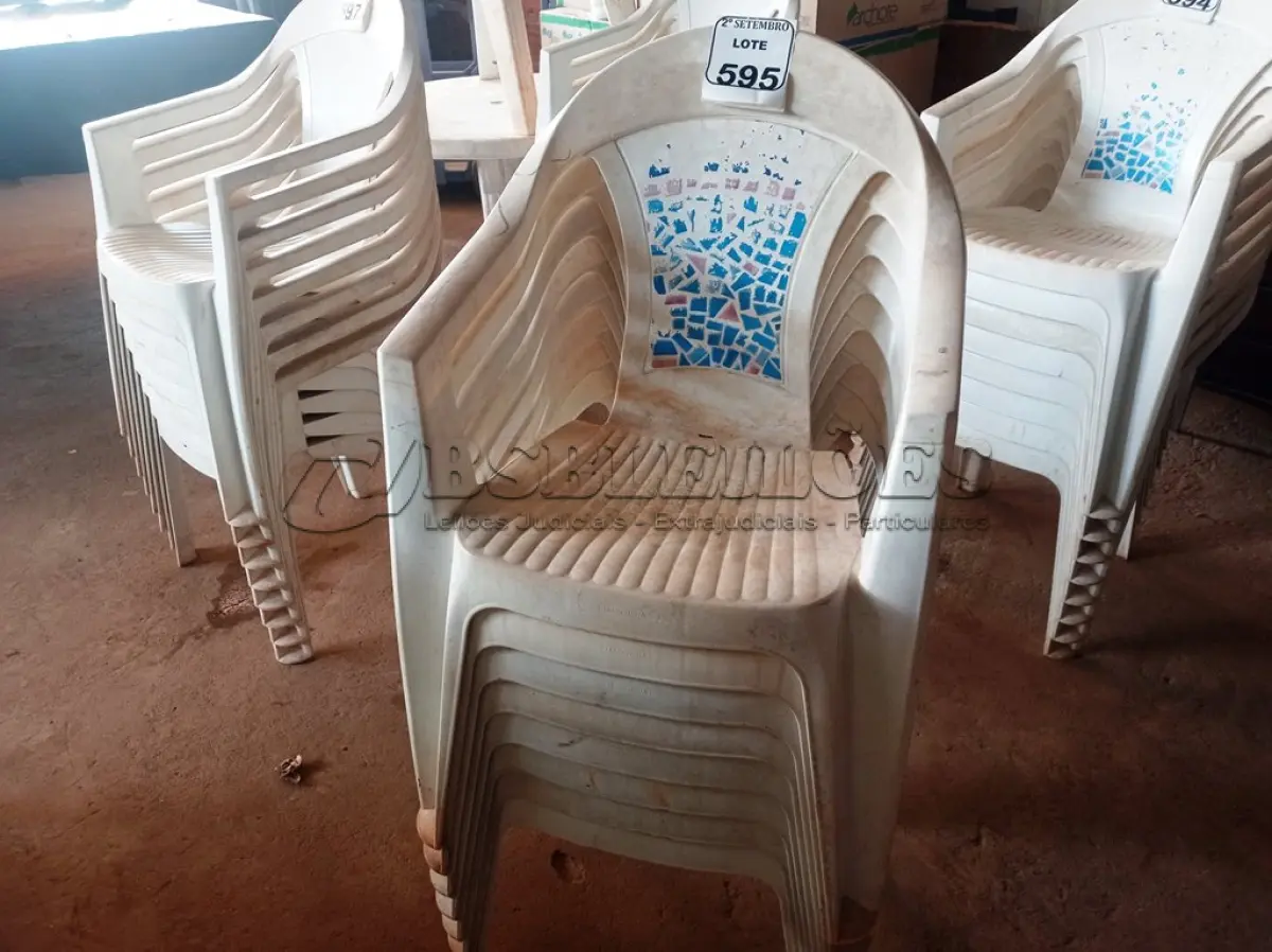 LOTE 595 - 08 CADEIRAS DE PLÁSTICO. (NO ESTADO) ATENÇÃO! FAZER A VISITAÇÃO ANTES DE ARREMATAR, NÃO SABEMOS SE FUNCIONA. LEILÃO NÃO TEM GARANTIA E NEM DEVOLUÇÃO, SUJEITO A POSSÍVEIS AVARIAS VISÍVEIS/OCULTAS E/OU AUSÊNCIA DE COMPONENTES.