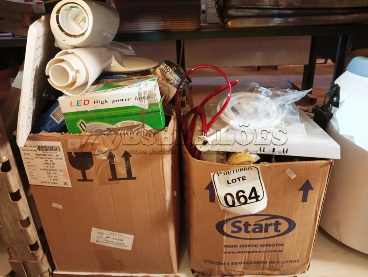 LOTE 064 - 01 LOTE COM DIVERSAS LÂMPADAS, CHUVEIROS E MATERIAIS ELÉTRICOS. (NO ESTADO) ATENÇÃO! FAZER A VISITAÇÃO ANTES DE ARREMATAR, NÃO SABEMOS SE FUNCIONA. LEILÃO NÃO TEM GARANTIA E NEM DEVOLUÇÃO, SUJEITO A POSSÍVEIS AVARIAS VISÍVEIS/OCULTAS E/OU AUSÊNCIA DE COMPONENTES.