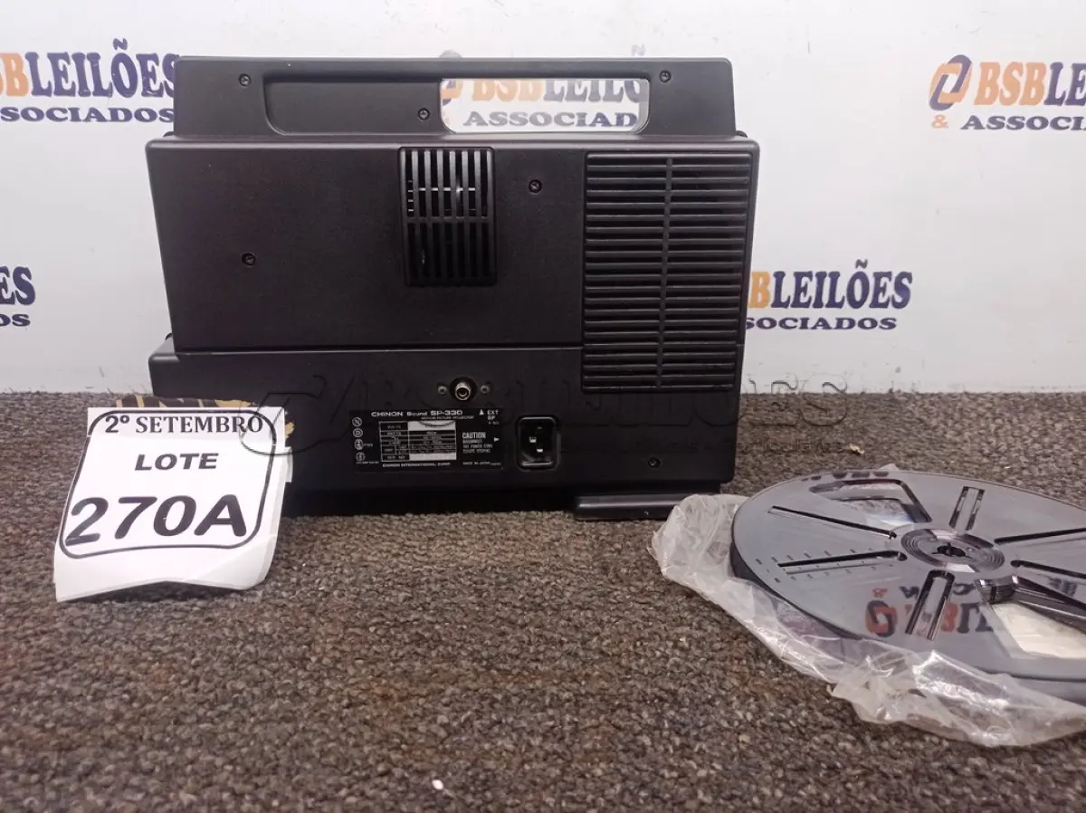 LOTE 270 - 01 PROJETOR DE ROLO CHINON SP-330 115V. (NO ESTADO) ATENÇÃO! FAZER A VISITAÇÃO ANTES DE ARREMATAR, NÃO SABEMOS SE FUNCIONA. LEILÃO NÃO TEM GARANTIA E NEM DEVOLUÇÃO, SUJEITO A POSSÍVEIS AVARIAS VISÍVEIS/OCULTAS E/OU AUSÊNCIA DE COMPONENTES.