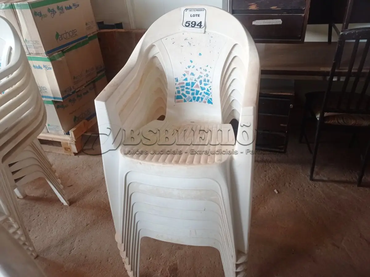 LOTE 594 - 08 CADEIRAS DE PLÁSTICO. (NO ESTADO) ATENÇÃO! FAZER A VISITAÇÃO ANTES DE ARREMATAR, NÃO SABEMOS SE FUNCIONA. LEILÃO NÃO TEM GARANTIA E NEM DEVOLUÇÃO, SUJEITO A POSSÍVEIS AVARIAS VISÍVEIS/OCULTAS E/OU AUSÊNCIA DE COMPONENTES.