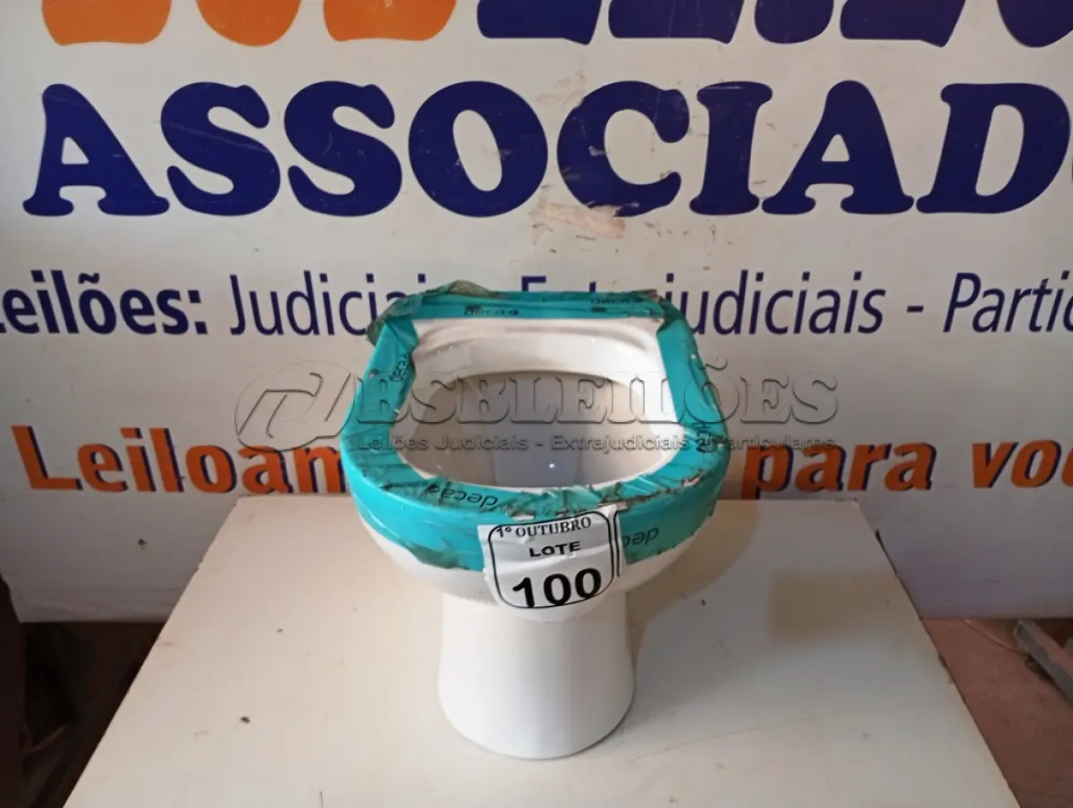 LOTE 100 - 01 VASO SANITÁRIO DECA COR BRANCA. (NO ESTADO) ATENÇÃO! FAZER A VISITAÇÃO ANTES DE ARREMATAR, NÃO SABEMOS SE FUNCIONA. LEILÃO NÃO TEM GARANTIA E NEM DEVOLUÇÃO, SUJEITO A POSSÍVEIS AVARIAS VISÍVEIS/OCULTAS E/OU AUSÊNCIA DE COMPONENTES.