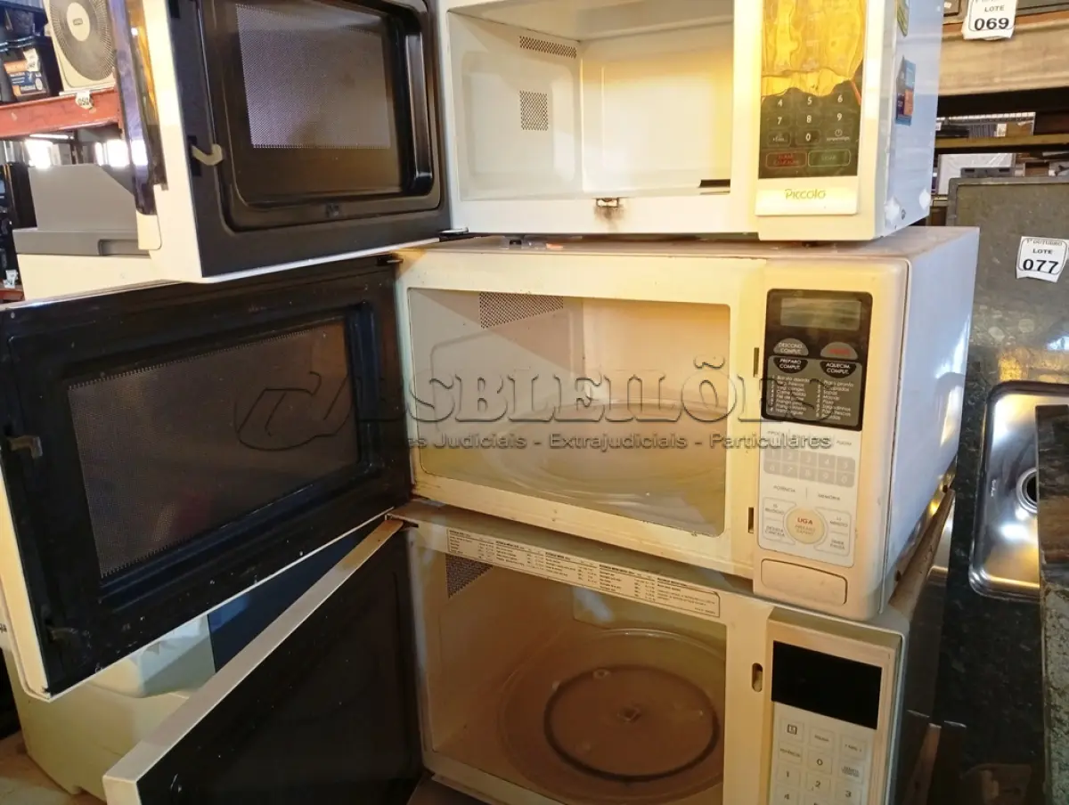LOTE 150 - 03 MICRO-ONDAS MARCAS E MODELOS DIVERSOS, SENDO 01 SEM PRATO. (NO ESTADO) ATENÇÃO! FAZER A VISITAÇÃO ANTES DE ARREMATAR, NÃO SABEMOS SE FUNCIONA. LEILÃO NÃO TEM GARANTIA E NEM DEVOLUÇÃO, SUJEITO A POSSÍVEIS AVARIAS VISÍVEIS/OCULTAS E/OU AUSÊNCIA DE COMPONENTES.