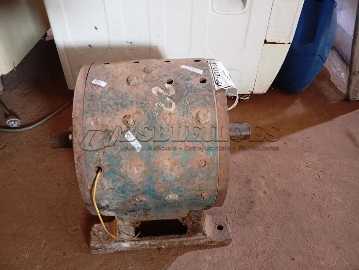 LOTE 566 - 01 MOTOR ELÉTRICO ANTIGO. (NO ESTADO) ATENÇÃO! FAZER A VISITAÇÃO ANTES DE ARREMATAR, NÃO SABEMOS SE FUNCIONA. LEILÃO NÃO TEM GARANTIA E NEM DEVOLUÇÃO, SUJEITO A POSSÍVEIS AVARIAS VISÍVEIS/OCULTAS E/OU AUSÊNCIA DE COMPONENTES.