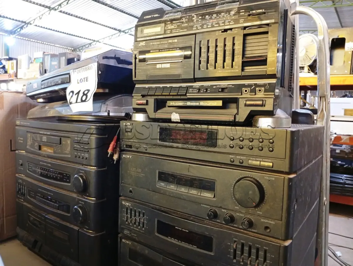 LOTE 218 - 02 TOCA DISCOS E 01 RECEIVER E 01 TOCA CDS C/AVARIAS MARCAS E MODELOS DIVERSOS.   (NO ESTADO) ATENÇÃO! FAZER A VISITAÇÃO ANTES DE ARREMATAR, NÃO SABEMOS SE FUNCIONA. LEILÃO NÃO TEM GARANTIA E NEM DEVOLUÇÃO, SUJEITO A POSSÍVEIS AVARIAS VISÍVEIS/OCULTAS E/OU AUSÊNCIA DE COMPONENTES.