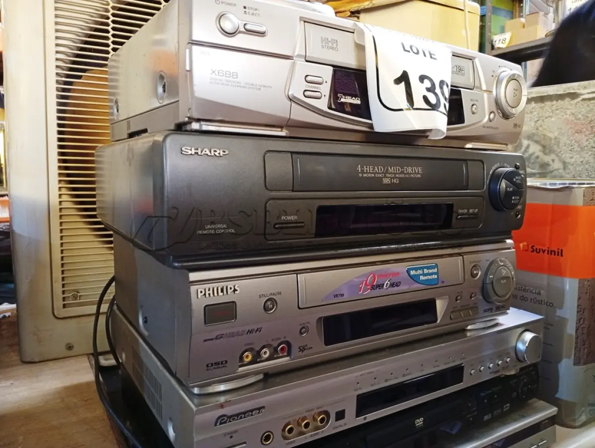 LOTE 139 - 03 APARELHOS DVDS E 03 VHS MARCA E MODELOS DIVERSOS. (NO ESTADO) ATENÇÃO! FAZER A VISITAÇÃO ANTES DE ARREMATAR, NÃO SABEMOS SE FUNCIONA. LEILÃO NÃO TEM GARANTIA E NEM DEVOLUÇÃO, SUJEITO A POSSÍVEIS AVARIAS VISÍVEIS/OCULTAS E/OU AUSÊNCIA DE COMPONENTES.