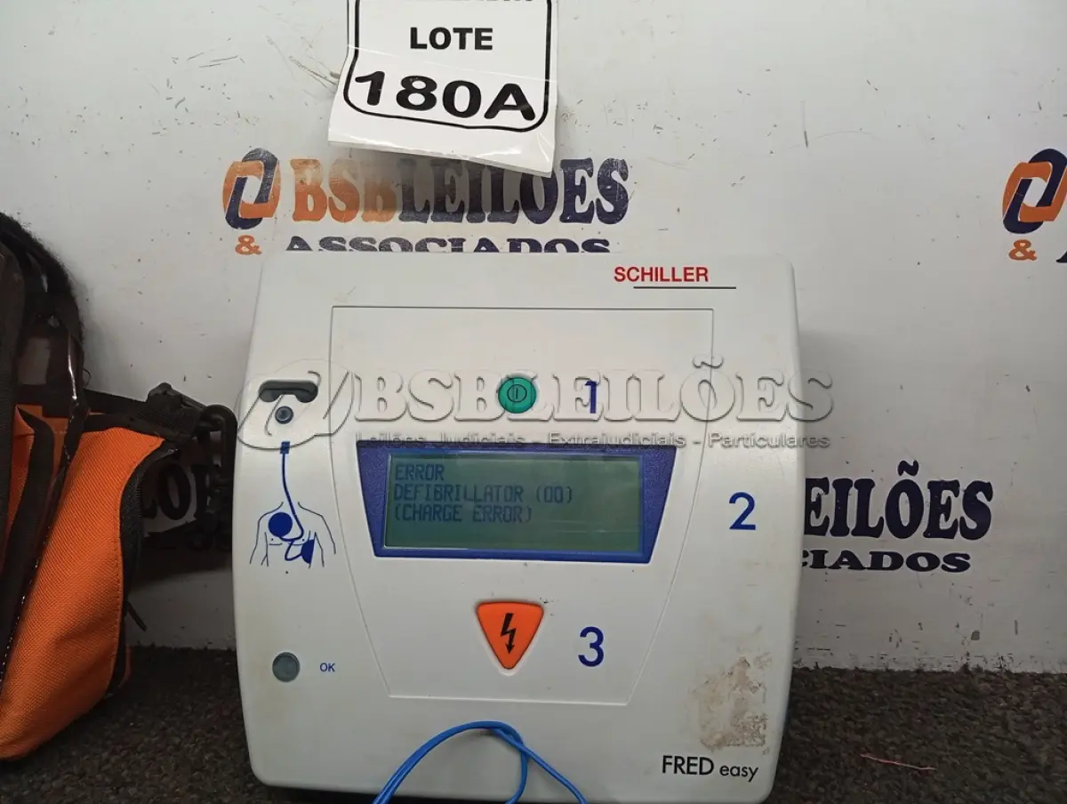 LOTE 180 - 01 DESFIBRILADOR SCHILLER FRED EASY. (NO ESTADO) ATENÇÃO! FAZER A VISITAÇÃO ANTES DE ARREMATAR, NÃO SABEMOS SE FUNCIONA. LEILÃO NÃO TEM GARANTIA E NEM DEVOLUÇÃO, SUJEITO A POSSÍVEIS AVARIAS VISÍVEIS/OCULTAS E/OU AUSÊNCIA DE COMPONENTES.
