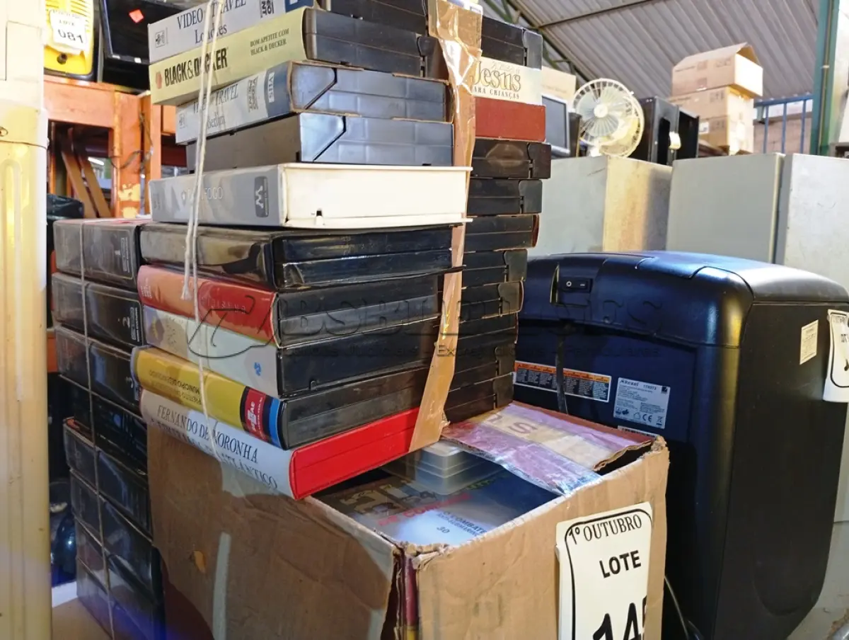 LOTE 145 - 01 LOTE COM DIVERSAS FITAS VHS. (NO ESTADO) ATENÇÃO! FAZER A VISITAÇÃO ANTES DE ARREMATAR, NÃO SABEMOS SE FUNCIONA. LEILÃO NÃO TEM GARANTIA E NEM DEVOLUÇÃO, SUJEITO A POSSÍVEIS AVARIAS VISÍVEIS/OCULTAS E/OU AUSÊNCIA DE COMPONENTES.