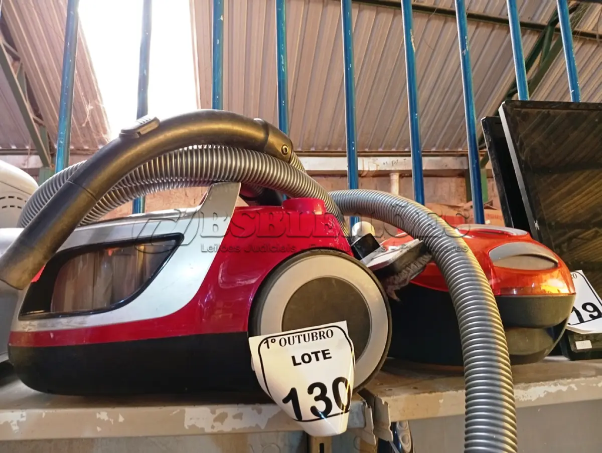 LOTE 130 - 02 ASPIRADORES DE PÓ MARCAS E MODELOS DIVERSOS. (NO ESTADO) ATENÇÃO! FAZER A VISITAÇÃO ANTES DE ARREMATAR, NÃO SABEMOS SE FUNCIONA. LEILÃO NÃO TEM GARANTIA E NEM DEVOLUÇÃO, SUJEITO A POSSÍVEIS AVARIAS VISÍVEIS/OCULTAS E/OU AUSÊNCIA DE COMPONENTES.