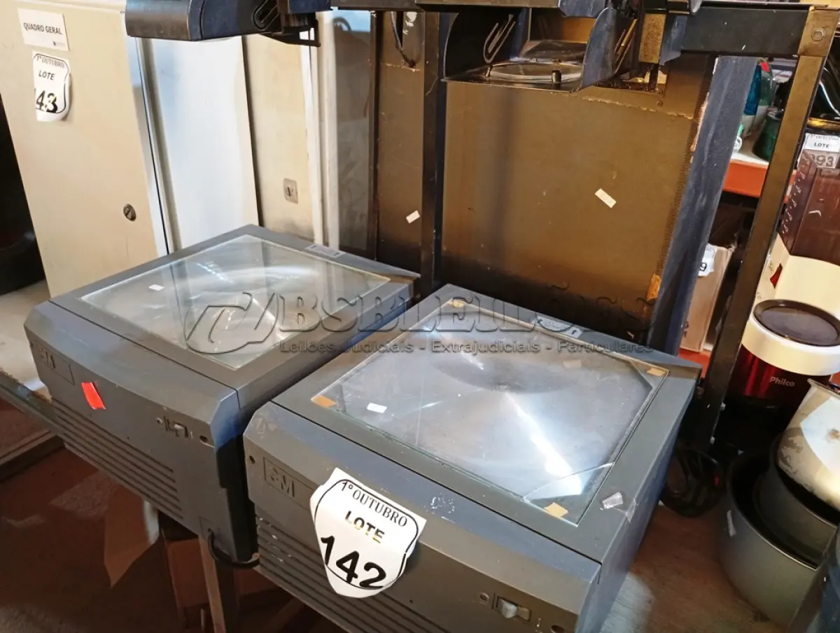 LOTE 142 - 02 RETROPROJETORES 3M. (NO ESTADO) ATENÇÃO! FAZER A VISITAÇÃO ANTES DE ARREMATAR, NÃO SABEMOS SE FUNCIONA. LEILÃO NÃO TEM GARANTIA E NEM DEVOLUÇÃO, SUJEITO A POSSÍVEIS AVARIAS VISÍVEIS/OCULTAS E/OU AUSÊNCIA DE COMPONENTES.