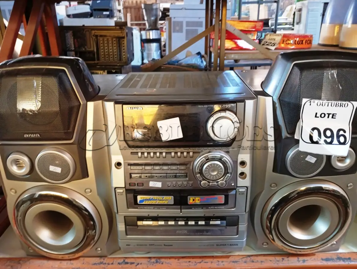 LOTE 096 - 01 MICRO SYSTEM AIWA NSXT99. (NO ESTADO) ATENÇÃO! FAZER A VISITAÇÃO ANTES DE ARREMATAR, NÃO SABEMOS SE FUNCIONA. LEILÃO NÃO TEM GARANTIA E NEM DEVOLUÇÃO, SUJEITO A POSSÍVEIS AVARIAS VISÍVEIS/OCULTAS E/OU AUSÊNCIA DE COMPONENTES.