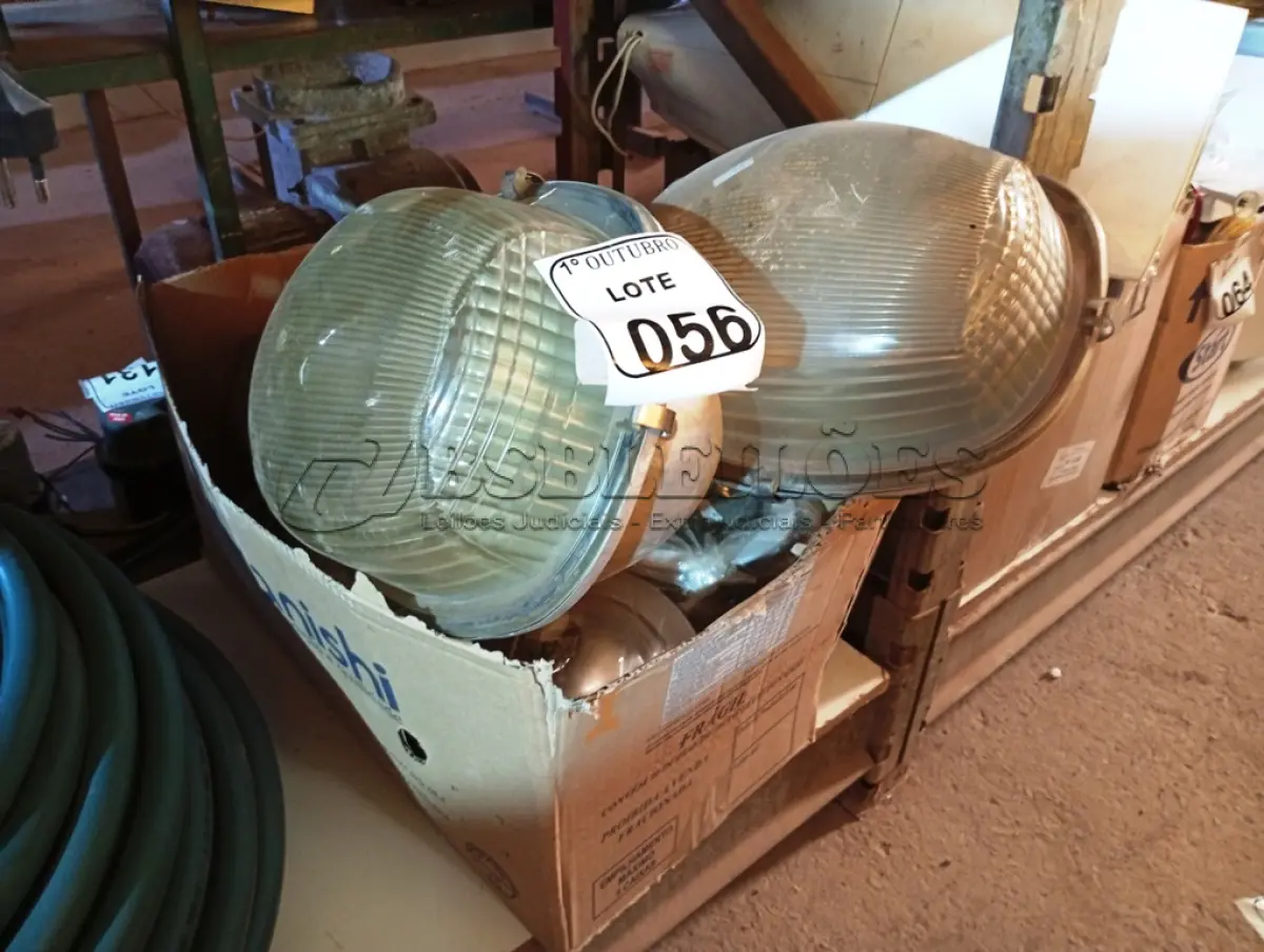LOTE 056 - 01 LOTE COM VÁRIAS LUMINÁRIAS. (NO ESTADO) ATENÇÃO! FAZER A VISITAÇÃO ANTES DE ARREMATAR, NÃO SABEMOS SE FUNCIONA. LEILÃO NÃO TEM GARANTIA E NEM DEVOLUÇÃO, SUJEITO A POSSÍVEIS AVARIAS VISÍVEIS/OCULTAS E/OU AUSÊNCIA DE COMPONENTES.