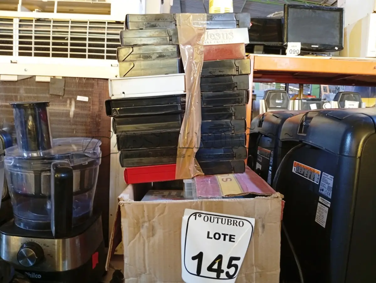 LOTE 145 - 01 LOTE COM DIVERSAS FITAS VHS. (NO ESTADO) ATENÇÃO! FAZER A VISITAÇÃO ANTES DE ARREMATAR, NÃO SABEMOS SE FUNCIONA. LEILÃO NÃO TEM GARANTIA E NEM DEVOLUÇÃO, SUJEITO A POSSÍVEIS AVARIAS VISÍVEIS/OCULTAS E/OU AUSÊNCIA DE COMPONENTES.