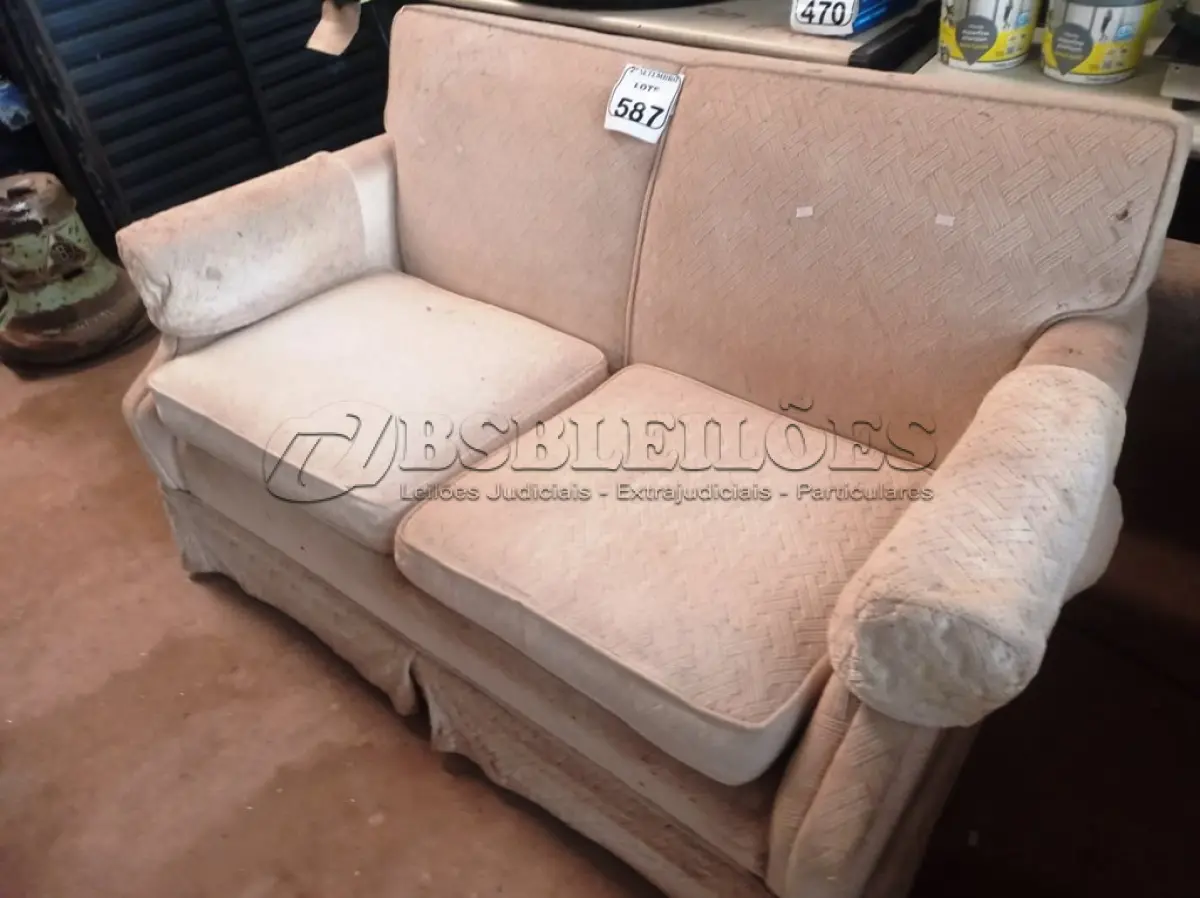 LOTE 587 - 01 SOFÁ DE 02 LUGARES EM TECIDO. (NO ESTADO) ATENÇÃO! FAZER A VISITAÇÃO ANTES DE ARREMATAR, NÃO SABEMOS SE FUNCIONA. LEILÃO NÃO TEM GARANTIA E NEM DEVOLUÇÃO, SUJEITO A POSSÍVEIS AVARIAS VISÍVEIS/OCULTAS E/OU AUSÊNCIA DE COMPONENTES.