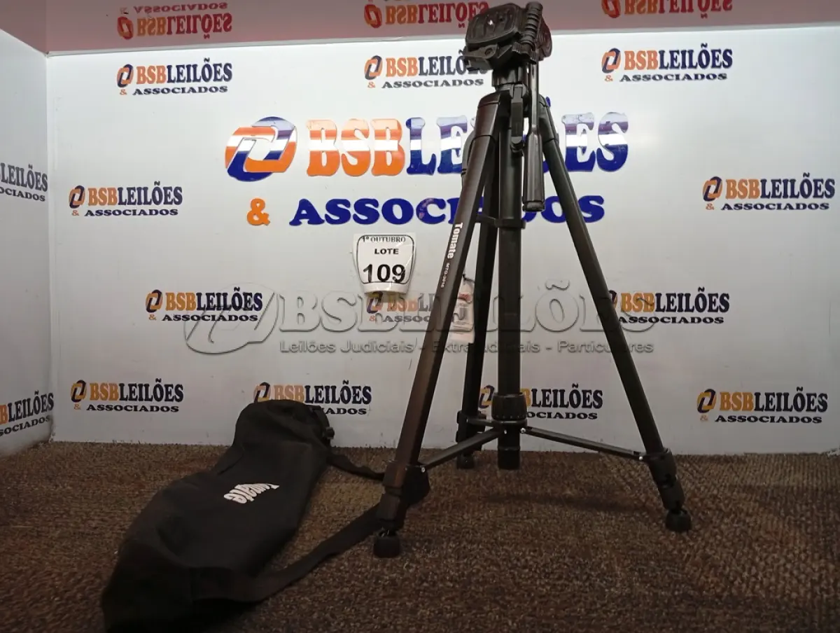 LOTE 109 - 01 TRIPÉ P/ CÂMERA FOTOGRÁFICA. (NO ESTADO) ATENÇÃO! FAZER A VISITAÇÃO ANTES DE ARREMATAR, NÃO SABEMOS SE FUNCIONA. LEILÃO NÃO TEM GARANTIA E NEM DEVOLUÇÃO, SUJEITO A POSSÍVEIS AVARIAS VISÍVEIS/OCULTAS E/OU AUSÊNCIA DE COMPONENTES.