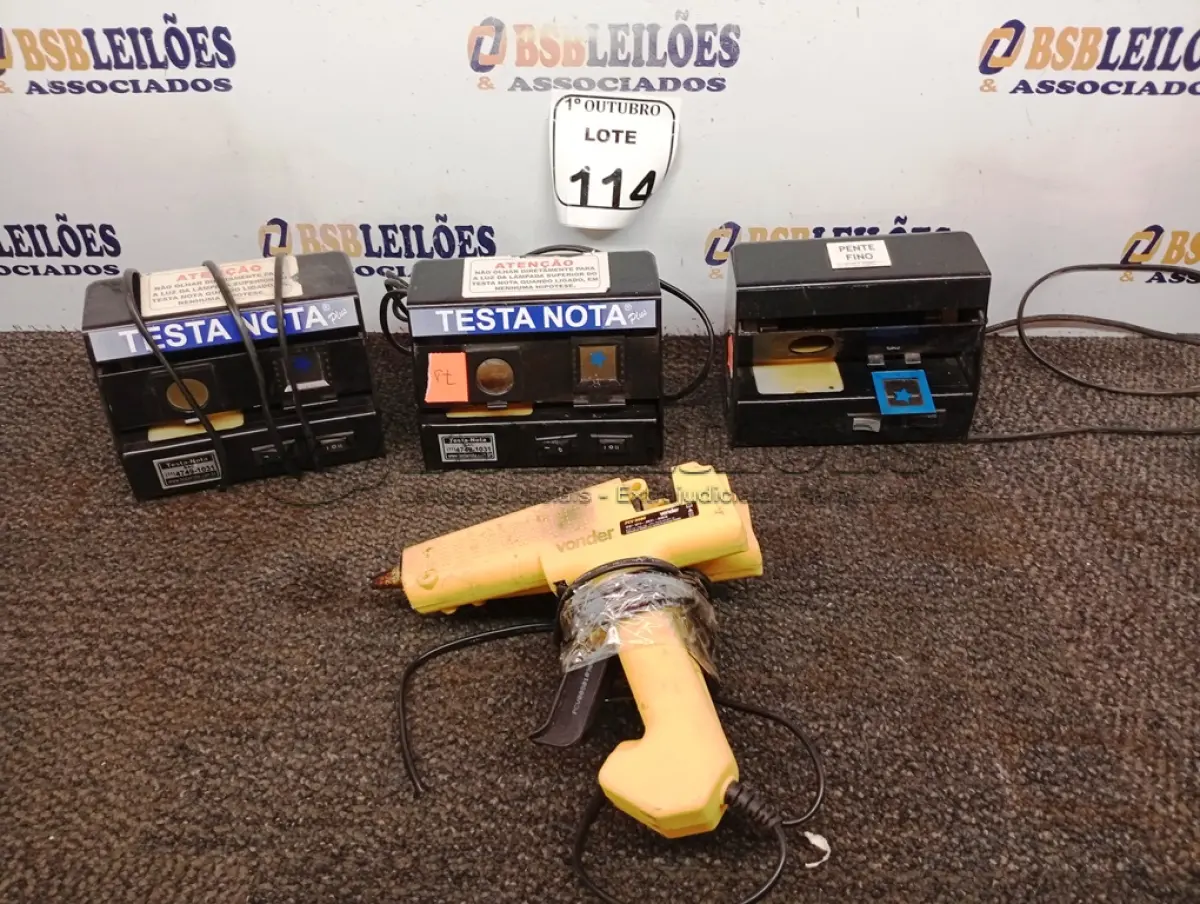 LOTE 114 - 03 TESTADORES DE NOTAS FALSAS E 02 PISTOLAS DE COLA QUENTE. (NO ESTADO) ATENÇÃO! FAZER A VISITAÇÃO ANTES DE ARREMATAR, NÃO SABEMOS SE FUNCIONA. LEILÃO NÃO TEM GARANTIA E NEM DEVOLUÇÃO, SUJEITO A POSSÍVEIS AVARIAS VISÍVEIS/OCULTAS E/OU AUSÊNCIA DE COMPONENTES.