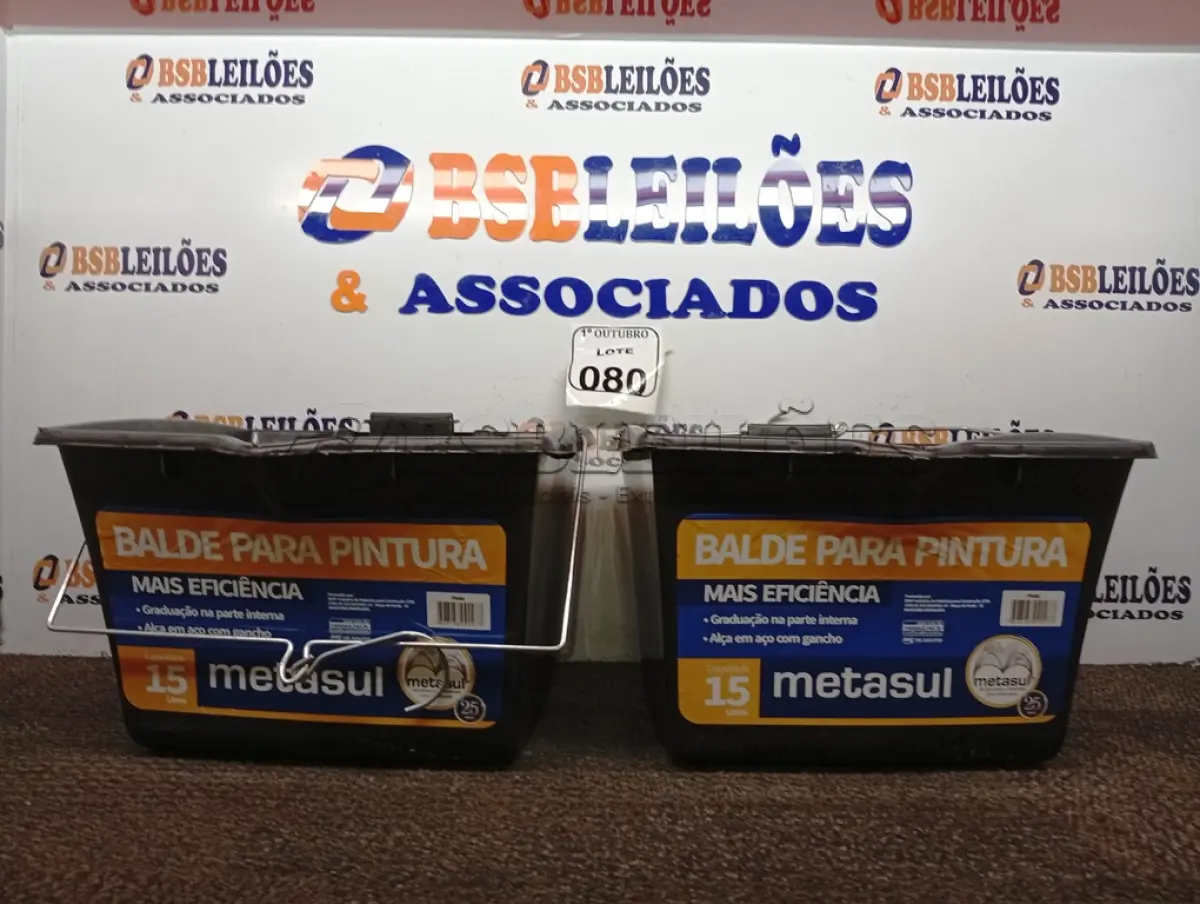 LOTE 080 - 02 BALDES DE PINTURA 15L CADA. (NO ESTADO) ATENÇÃO! FAZER A VISITAÇÃO ANTES DE ARREMATAR, NÃO SABEMOS SE FUNCIONA. LEILÃO NÃO TEM GARANTIA E NEM DEVOLUÇÃO, SUJEITO A POSSÍVEIS AVARIAS VISÍVEIS/OCULTAS E/OU AUSÊNCIA DE COMPONENTES.