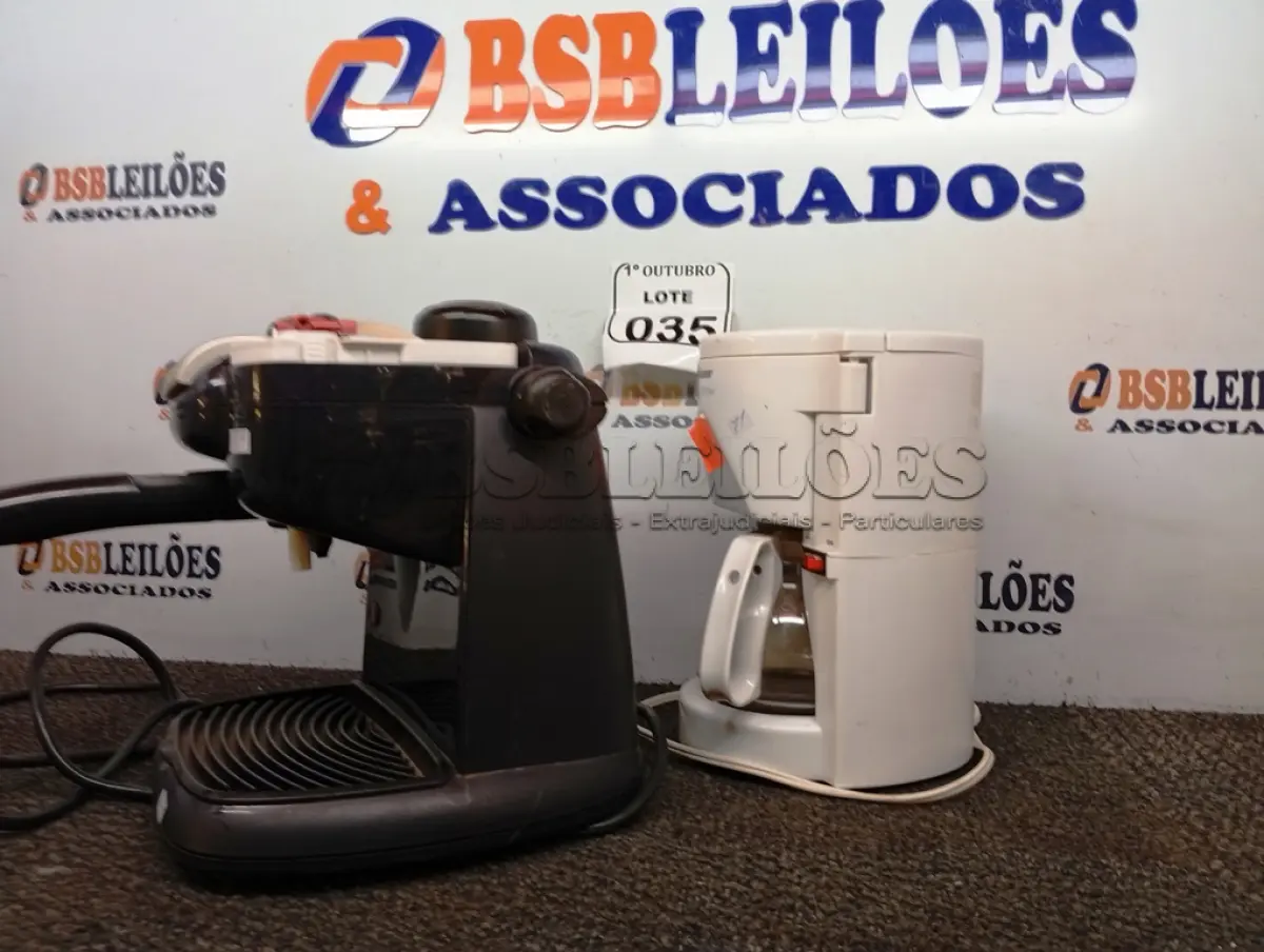 LOTE 035 - 02 CAFETEIRAS ELÉTRICAS. (NO ESTADO) ATENÇÃO! FAZER A VISITAÇÃO ANTES DE ARREMATAR, NÃO SABEMOS SE FUNCIONA. LEILÃO NÃO TEM GARANTIA E NEM DEVOLUÇÃO, SUJEITO A POSSÍVEIS AVARIAS VISÍVEIS/OCULTAS E/OU AUSÊNCIA DE COMPONENTES.
