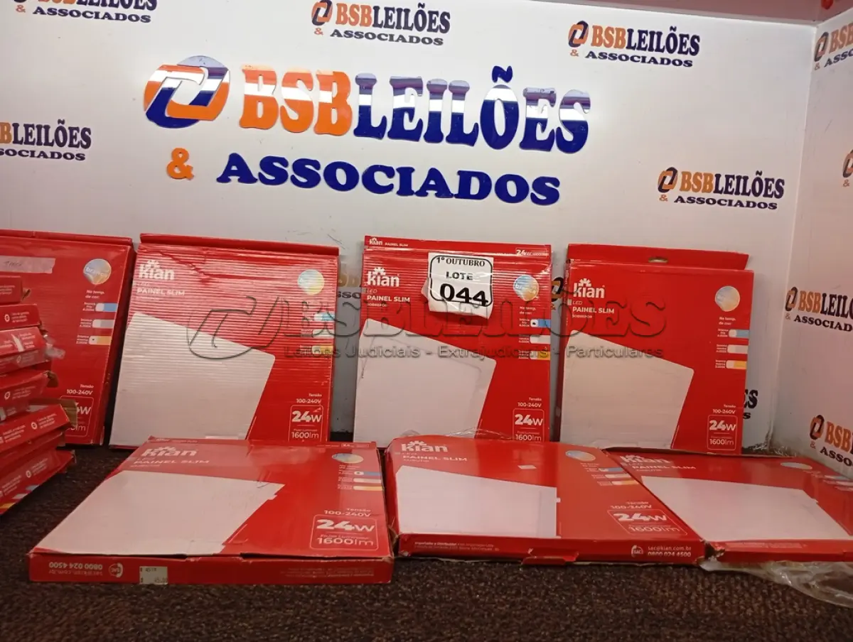 LOTE 044 - 01 LOTE COM DIVERSAS LUMINÁRIAS PAINEL DE LED. (NO ESTADO) ATENÇÃO! FAZER A VISITAÇÃO ANTES DE ARREMATAR, NÃO SABEMOS SE FUNCIONA. LEILÃO NÃO TEM GARANTIA E NEM DEVOLUÇÃO, SUJEITO A POSSÍVEIS AVARIAS VISÍVEIS/OCULTAS E/OU AUSÊNCIA DE COMPONENTES.