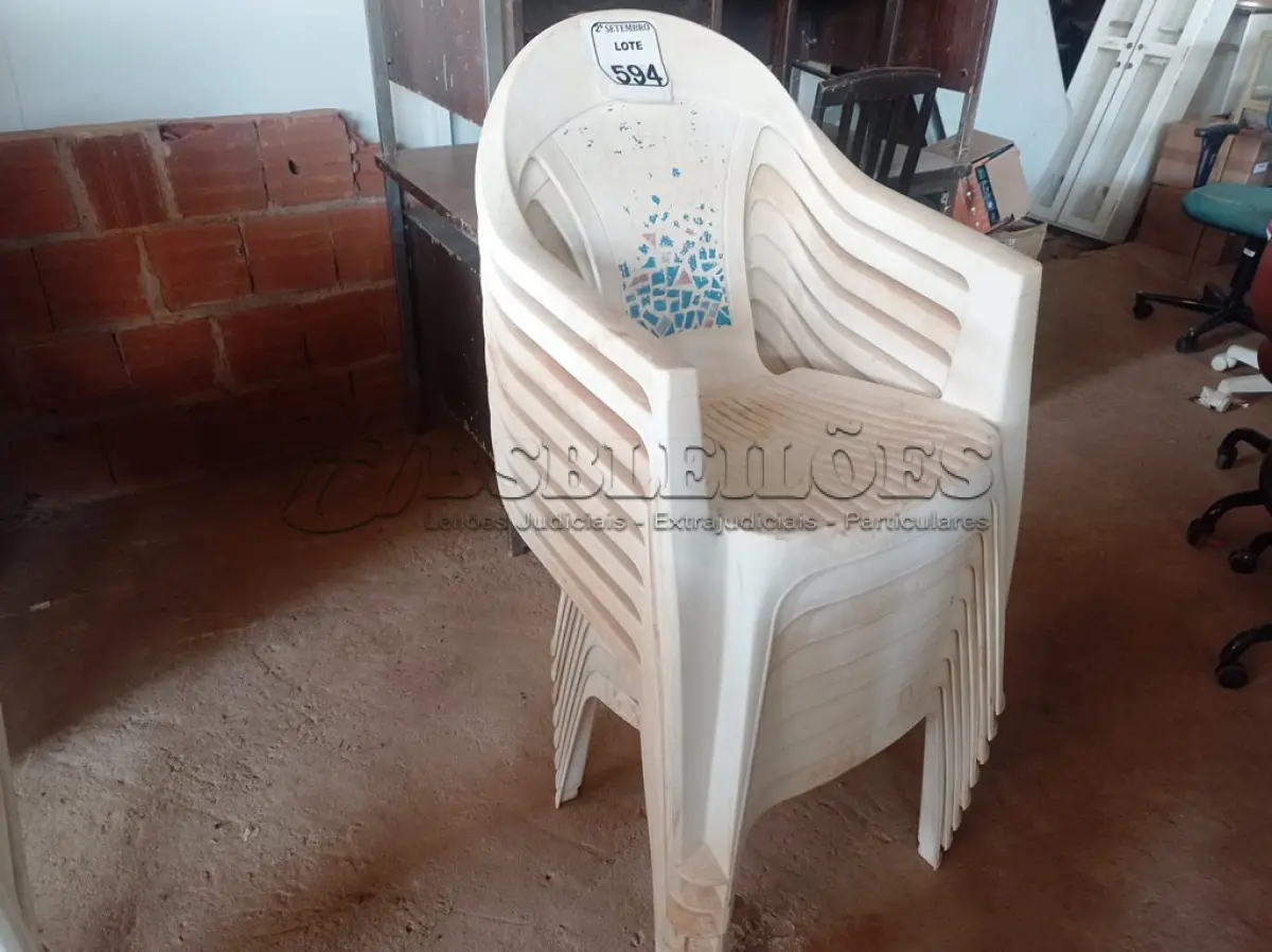 LOTE 594 - 08 CADEIRAS DE PLÁSTICO. (NO ESTADO) ATENÇÃO! FAZER A VISITAÇÃO ANTES DE ARREMATAR, NÃO SABEMOS SE FUNCIONA. LEILÃO NÃO TEM GARANTIA E NEM DEVOLUÇÃO, SUJEITO A POSSÍVEIS AVARIAS VISÍVEIS/OCULTAS E/OU AUSÊNCIA DE COMPONENTES.
