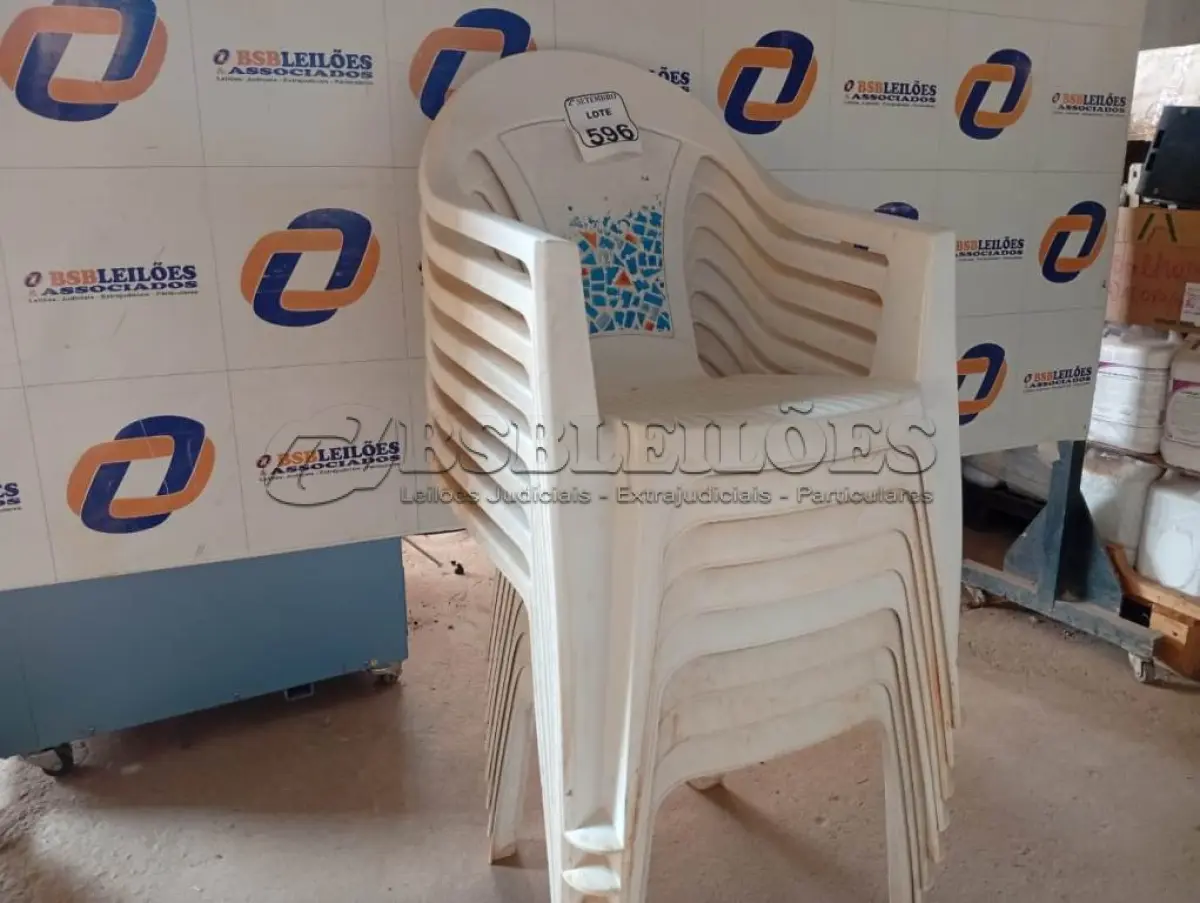 LOTE 596 - 08 CADEIRAS DE PLÁSTICO. (NO ESTADO) ATENÇÃO! FAZER A VISITAÇÃO ANTES DE ARREMATAR, NÃO SABEMOS SE FUNCIONA. LEILÃO NÃO TEM GARANTIA E NEM DEVOLUÇÃO, SUJEITO A POSSÍVEIS AVARIAS VISÍVEIS/OCULTAS E/OU AUSÊNCIA DE COMPONENTES.