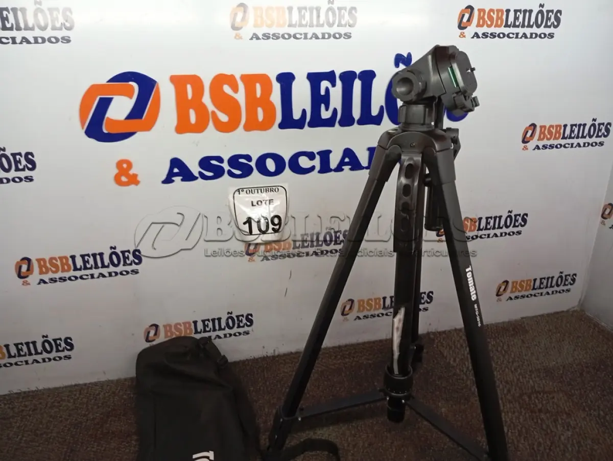 LOTE 109 - 01 TRIPÉ P/ CÂMERA FOTOGRÁFICA. (NO ESTADO) ATENÇÃO! FAZER A VISITAÇÃO ANTES DE ARREMATAR, NÃO SABEMOS SE FUNCIONA. LEILÃO NÃO TEM GARANTIA E NEM DEVOLUÇÃO, SUJEITO A POSSÍVEIS AVARIAS VISÍVEIS/OCULTAS E/OU AUSÊNCIA DE COMPONENTES.