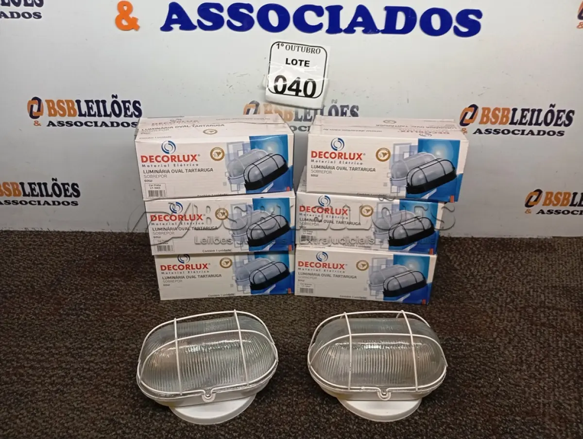 LOTE 040 - 08 LUMINÁRIAS OVAIS TARTARUGA. (NO ESTADO) ATENÇÃO! FAZER A VISITAÇÃO ANTES DE ARREMATAR, NÃO SABEMOS SE FUNCIONA. LEILÃO NÃO TEM GARANTIA E NEM DEVOLUÇÃO, SUJEITO A POSSÍVEIS AVARIAS VISÍVEIS/OCULTAS E/OU AUSÊNCIA DE COMPONENTES.