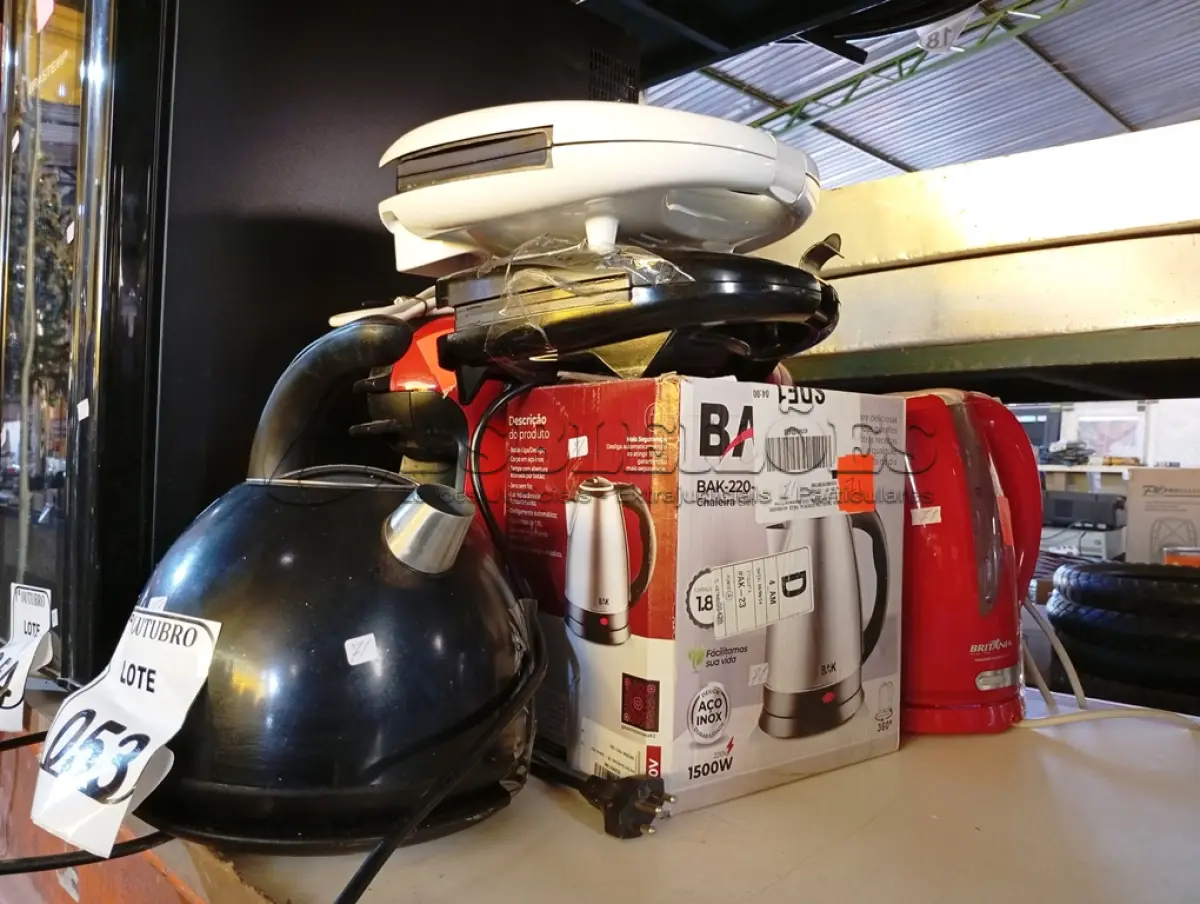 LOTE 053 - 03 CHALEIRAS ELÉTRICAS, 02 SANDUICHEIRAS E 02 CAFETEIRAS. (NO ESTADO) ATENÇÃO! FAZER A VISITAÇÃO ANTES DE ARREMATAR, NÃO SABEMOS SE FUNCIONA. LEILÃO NÃO TEM GARANTIA E NEM DEVOLUÇÃO, SUJEITO A POSSÍVEIS AVARIAS VISÍVEIS/OCULTAS E/OU AUSÊNCIA DE COMPONENTES.