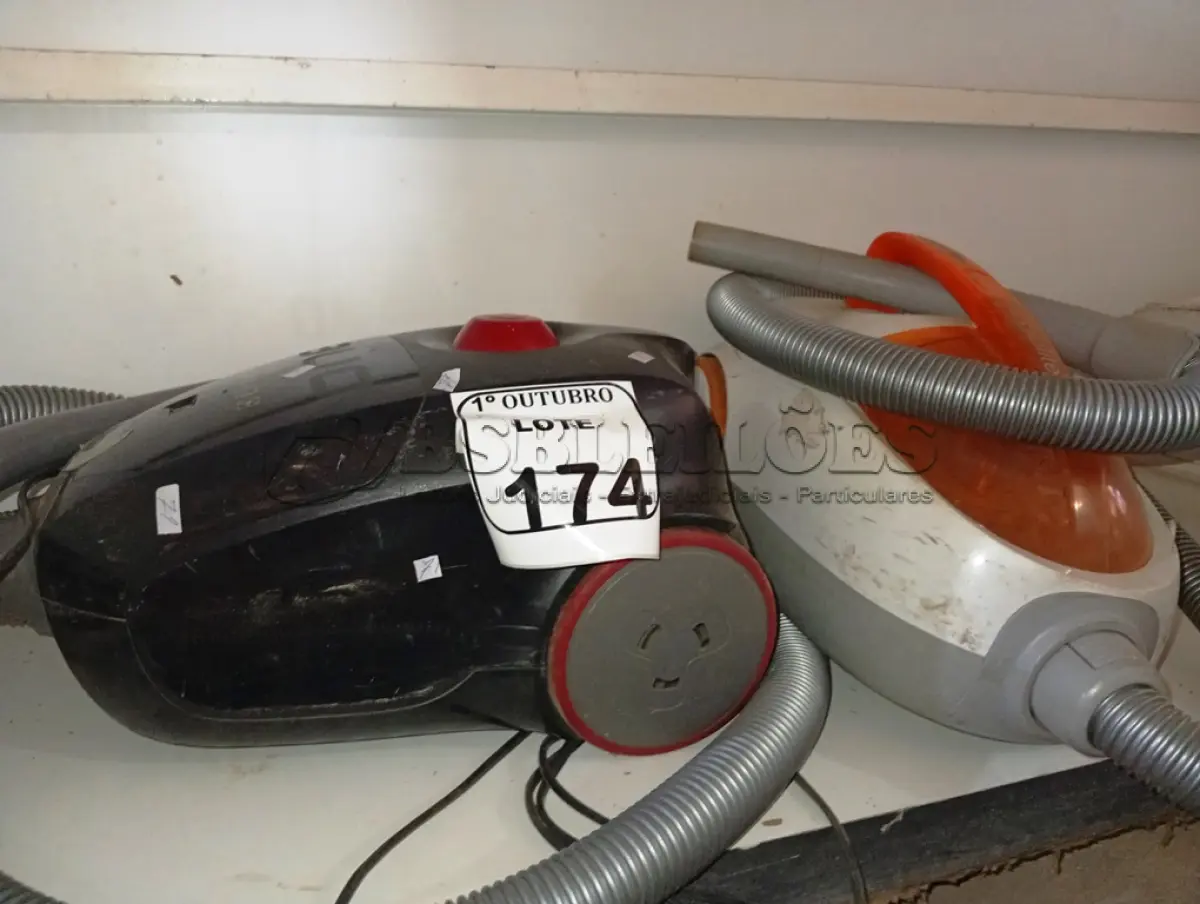LOTE 174 - 02 ASPIRADORES DE PÓ ELECTROLUX.  (NO ESTADO) ATENÇÃO! FAZER A VISITAÇÃO ANTES DE ARREMATAR, NÃO SABEMOS SE FUNCIONA. LEILÃO NÃO TEM GARANTIA E NEM DEVOLUÇÃO, SUJEITO A POSSÍVEIS AVARIAS VISÍVEIS/OCULTAS E/OU AUSÊNCIA DE COMPONENTES.