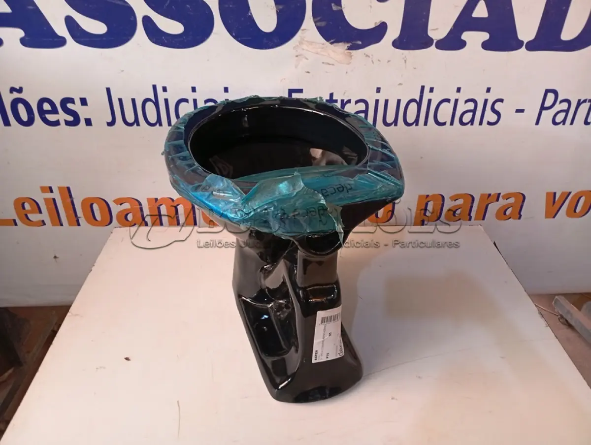 LOTE 094 - 01 VASO SANITÁRIO DECA NA COR PRETA. (NO ESTADO) ATENÇÃO! FAZER A VISITAÇÃO ANTES DE ARREMATAR, NÃO SABEMOS SE FUNCIONA. LEILÃO NÃO TEM GARANTIA E NEM DEVOLUÇÃO, SUJEITO A POSSÍVEIS AVARIAS VISÍVEIS/OCULTAS E/OU AUSÊNCIA DE COMPONENTES.