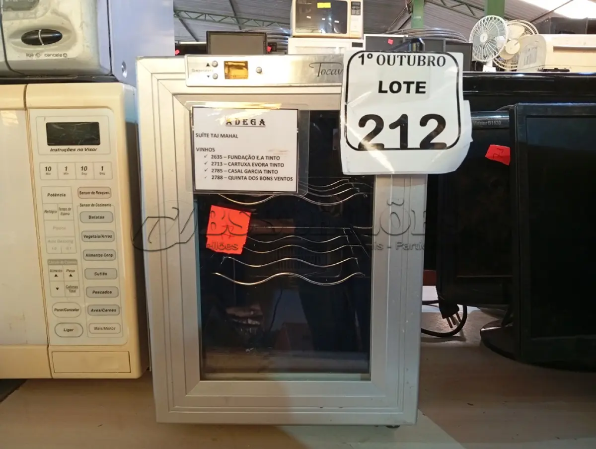 LOTE 212 - 01 ADEGA TOCAVE. (NO ESTADO) ATENÇÃO! FAZER A VISITAÇÃO ANTES DE ARREMATAR, NÃO SABEMOS SE FUNCIONA. LEILÃO NÃO TEM GARANTIA E NEM DEVOLUÇÃO, SUJEITO A POSSÍVEIS AVARIAS VISÍVEIS/OCULTAS E/OU AUSÊNCIA DE COMPONENTES.