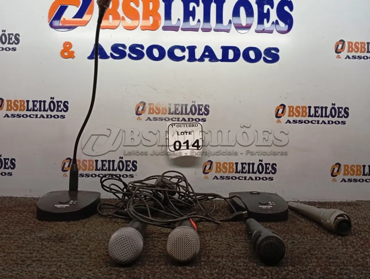LOTE 014 - 01 LOTE COM 02 BASES E 05 MICROFONES. (NO ESTADO) ATENÇÃO! FAZER A VISITAÇÃO ANTES DE ARREMATAR, NÃO SABEMOS SE FUNCIONA. LEILÃO NÃO TEM GARANTIA E NEM DEVOLUÇÃO, SUJEITO A POSSÍVEIS AVARIAS VISÍVEIS/OCULTAS E/OU AUSÊNCIA DE COMPONENTES.