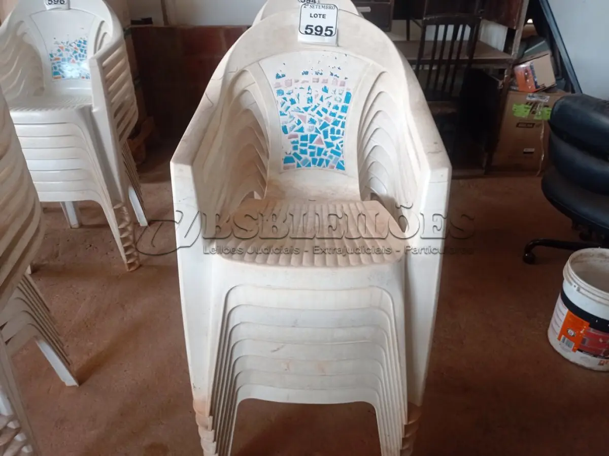 LOTE 595 - 08 CADEIRAS DE PLÁSTICO. (NO ESTADO) ATENÇÃO! FAZER A VISITAÇÃO ANTES DE ARREMATAR, NÃO SABEMOS SE FUNCIONA. LEILÃO NÃO TEM GARANTIA E NEM DEVOLUÇÃO, SUJEITO A POSSÍVEIS AVARIAS VISÍVEIS/OCULTAS E/OU AUSÊNCIA DE COMPONENTES.