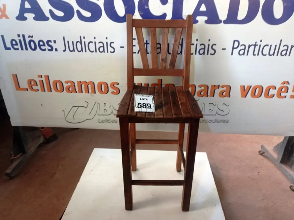 LOTE 589 - 01 CADEIRA EM MADEIRA. (NO ESTADO) ATENÇÃO! FAZER A VISITAÇÃO ANTES DE ARREMATAR, NÃO SABEMOS SE FUNCIONA. LEILÃO NÃO TEM GARANTIA E NEM DEVOLUÇÃO, SUJEITO A POSSÍVEIS AVARIAS VISÍVEIS/OCULTAS E/OU AUSÊNCIA DE COMPONENTES.